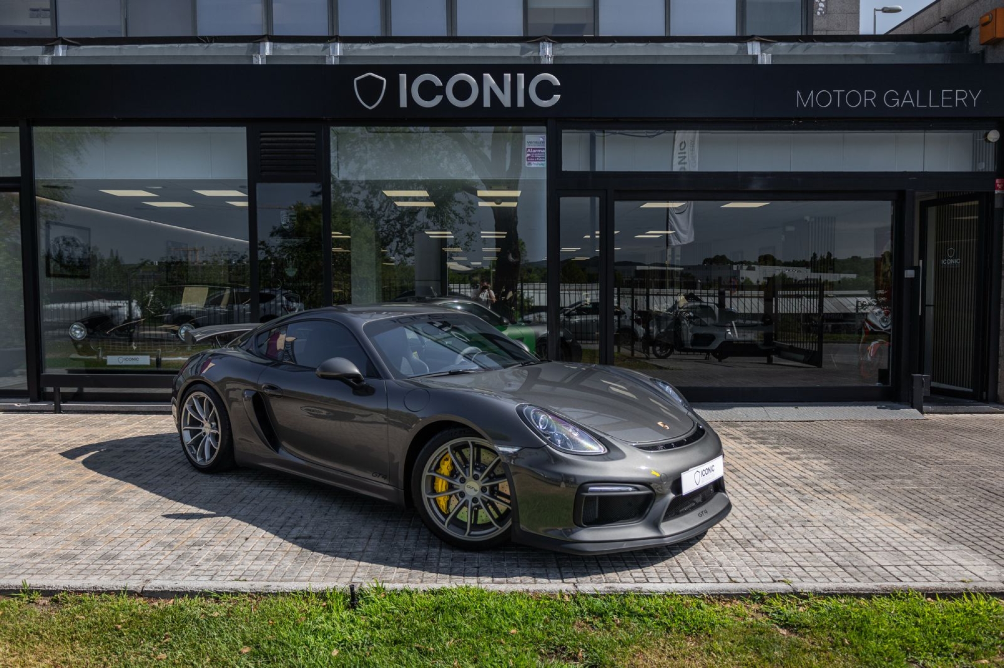 PORSCHE 718 CAYMAN GT4