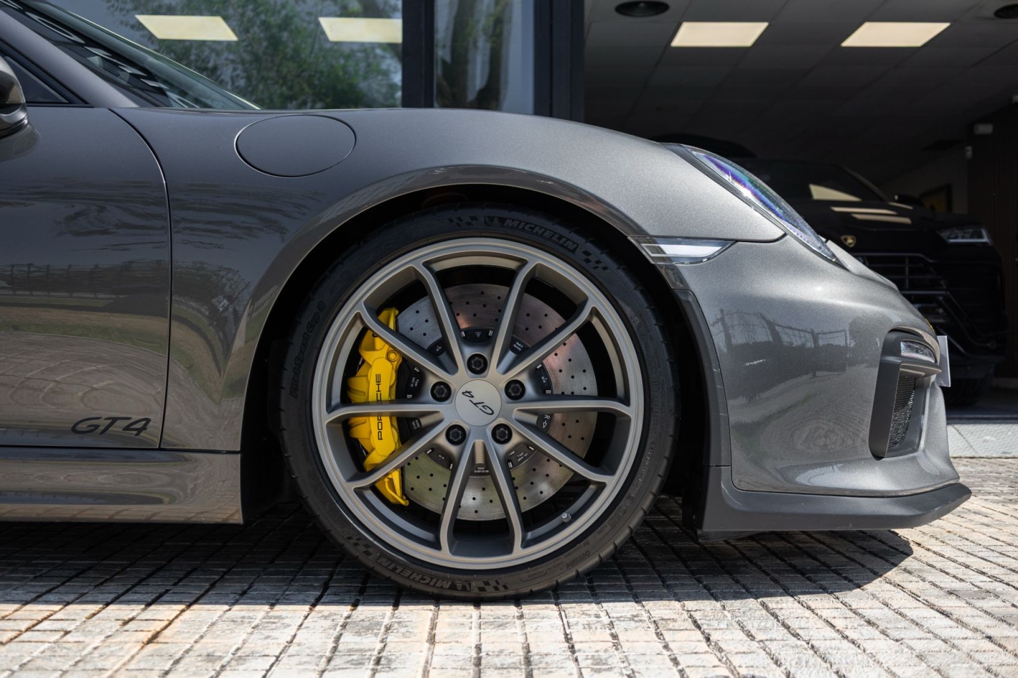 PORSCHE 718 CAYMAN GT4