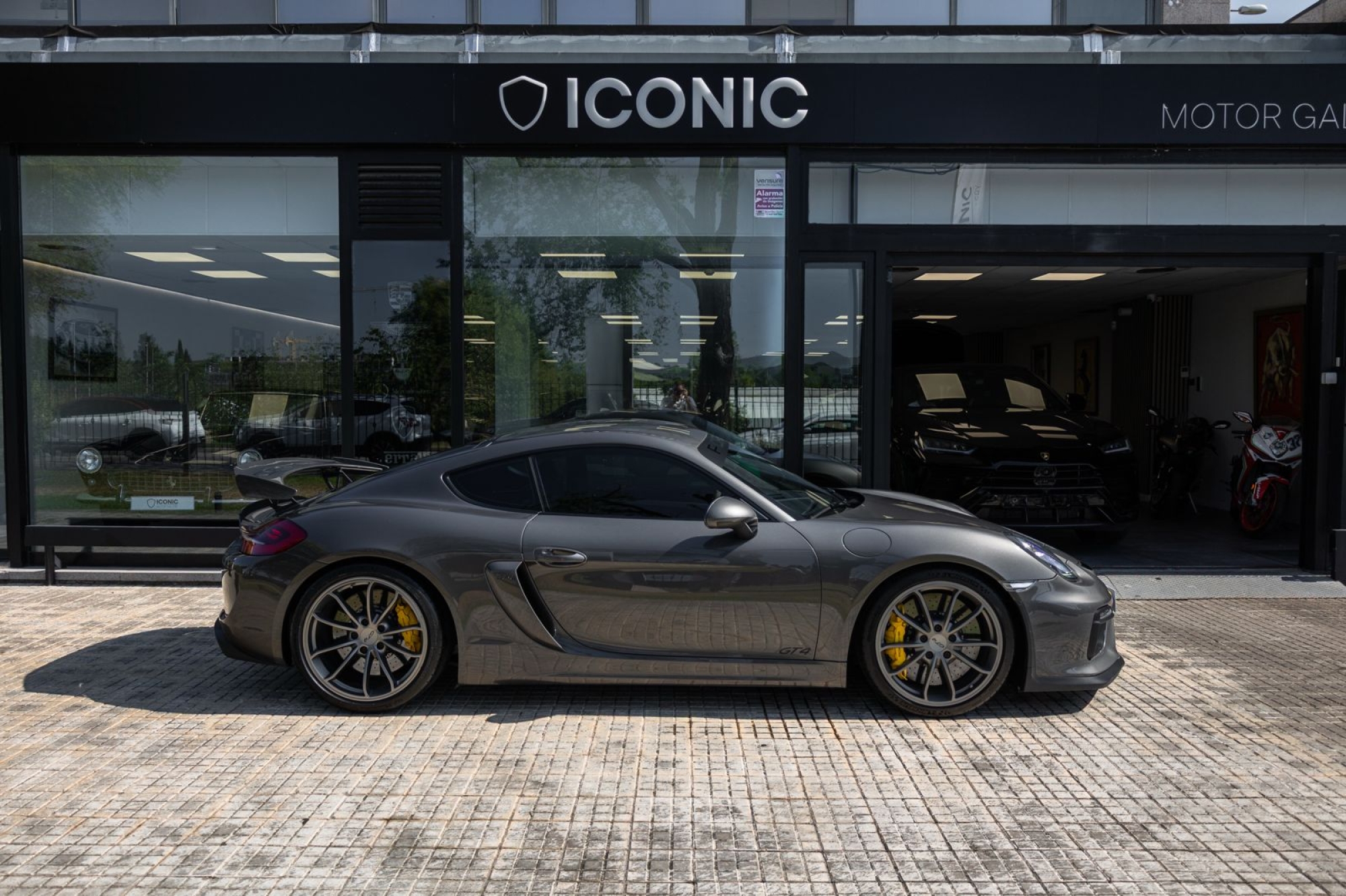 PORSCHE 718 CAYMAN GT4