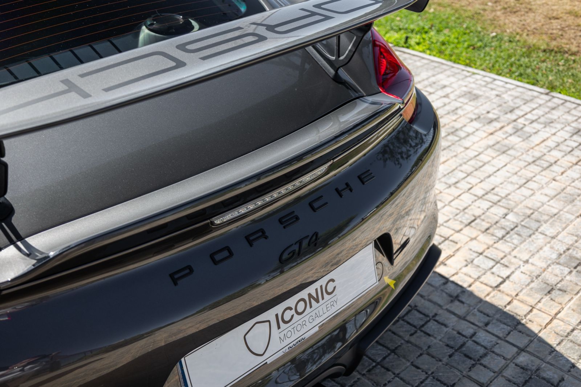 PORSCHE 718 CAYMAN GT4