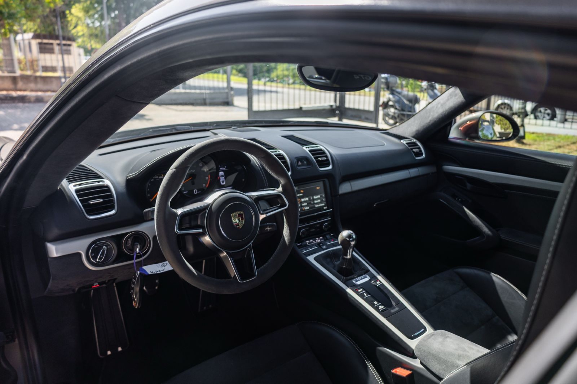 PORSCHE 718 CAYMAN GT4