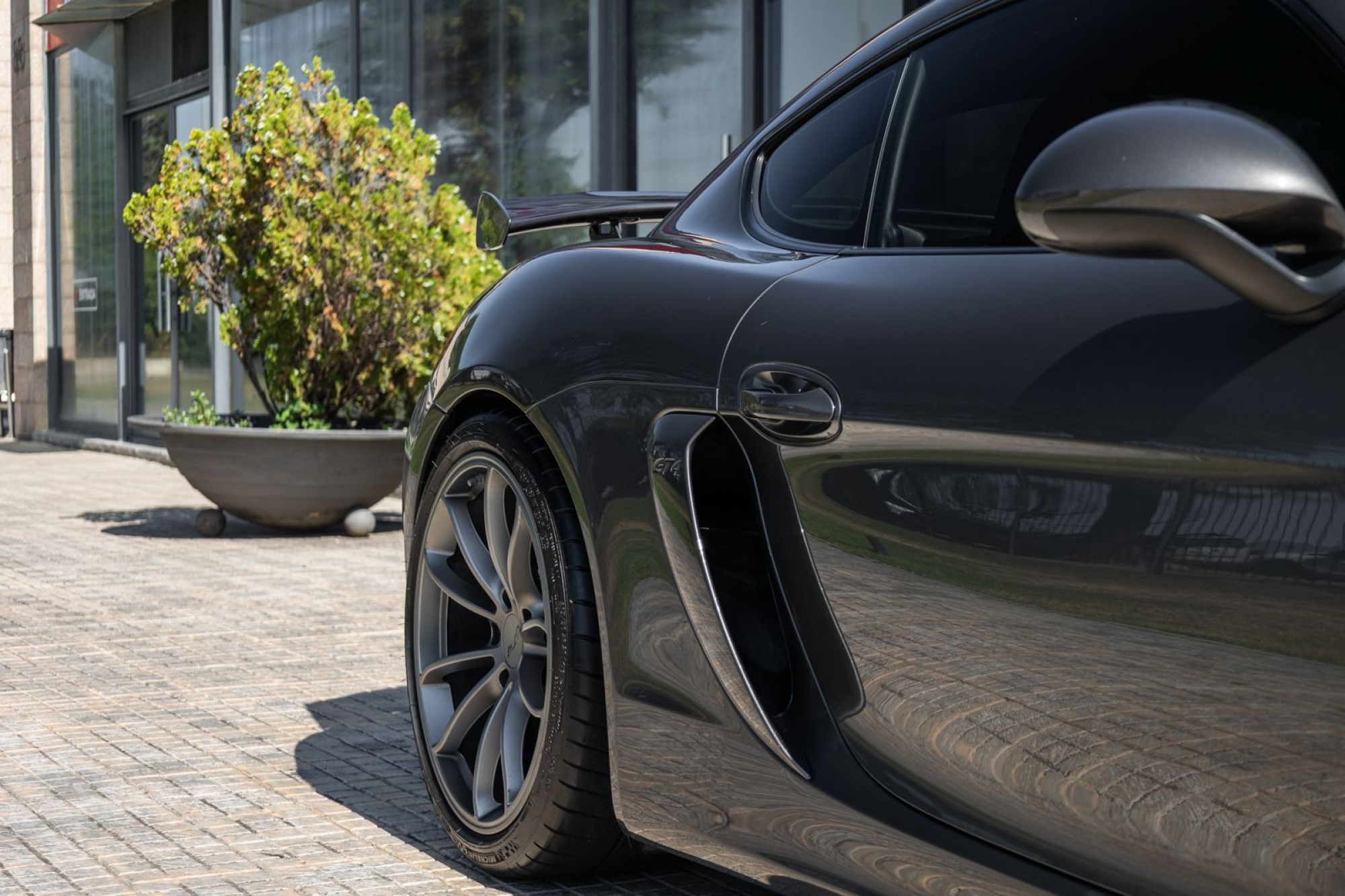 PORSCHE 718 CAYMAN GT4