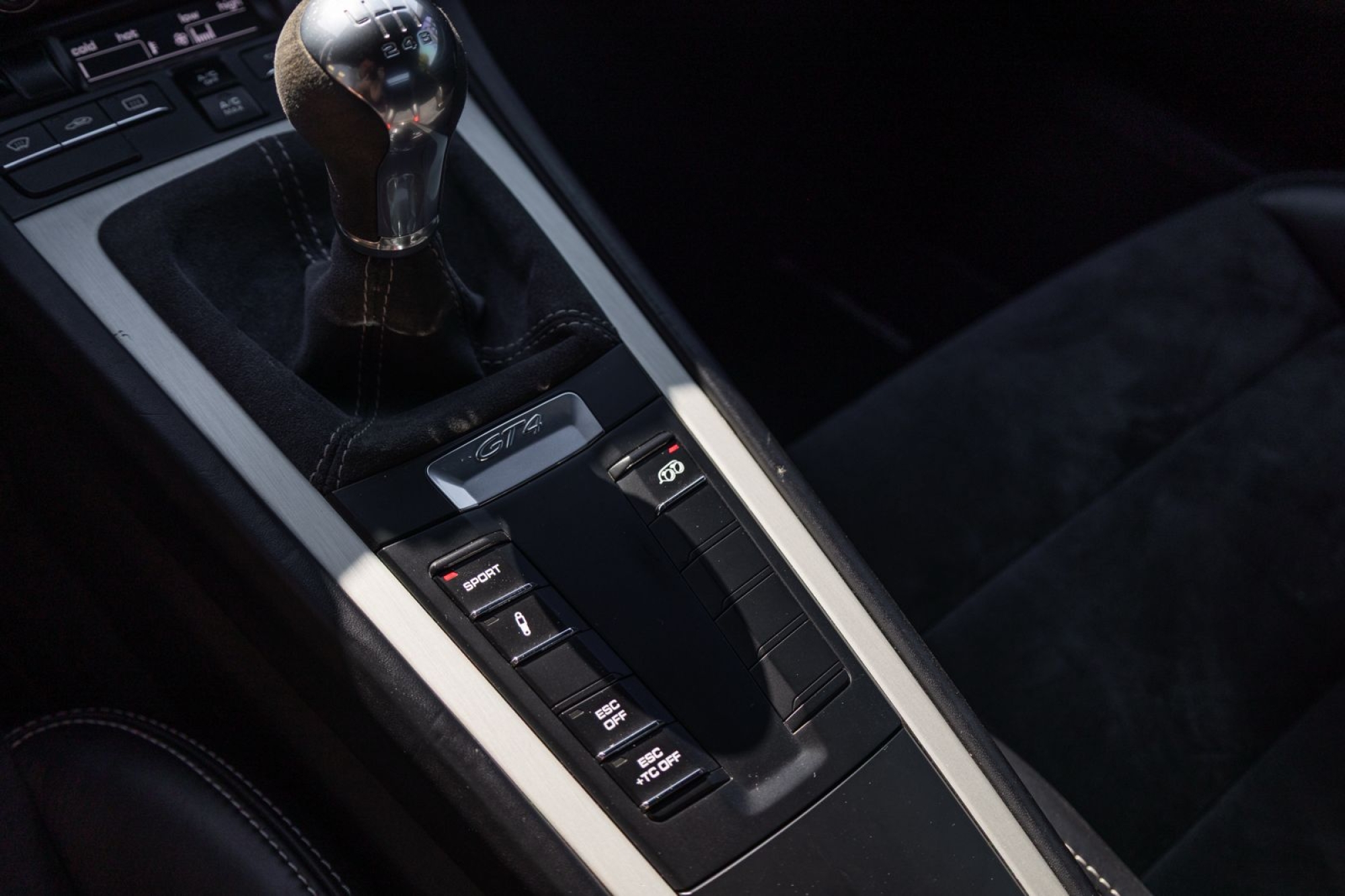PORSCHE 718 CAYMAN GT4