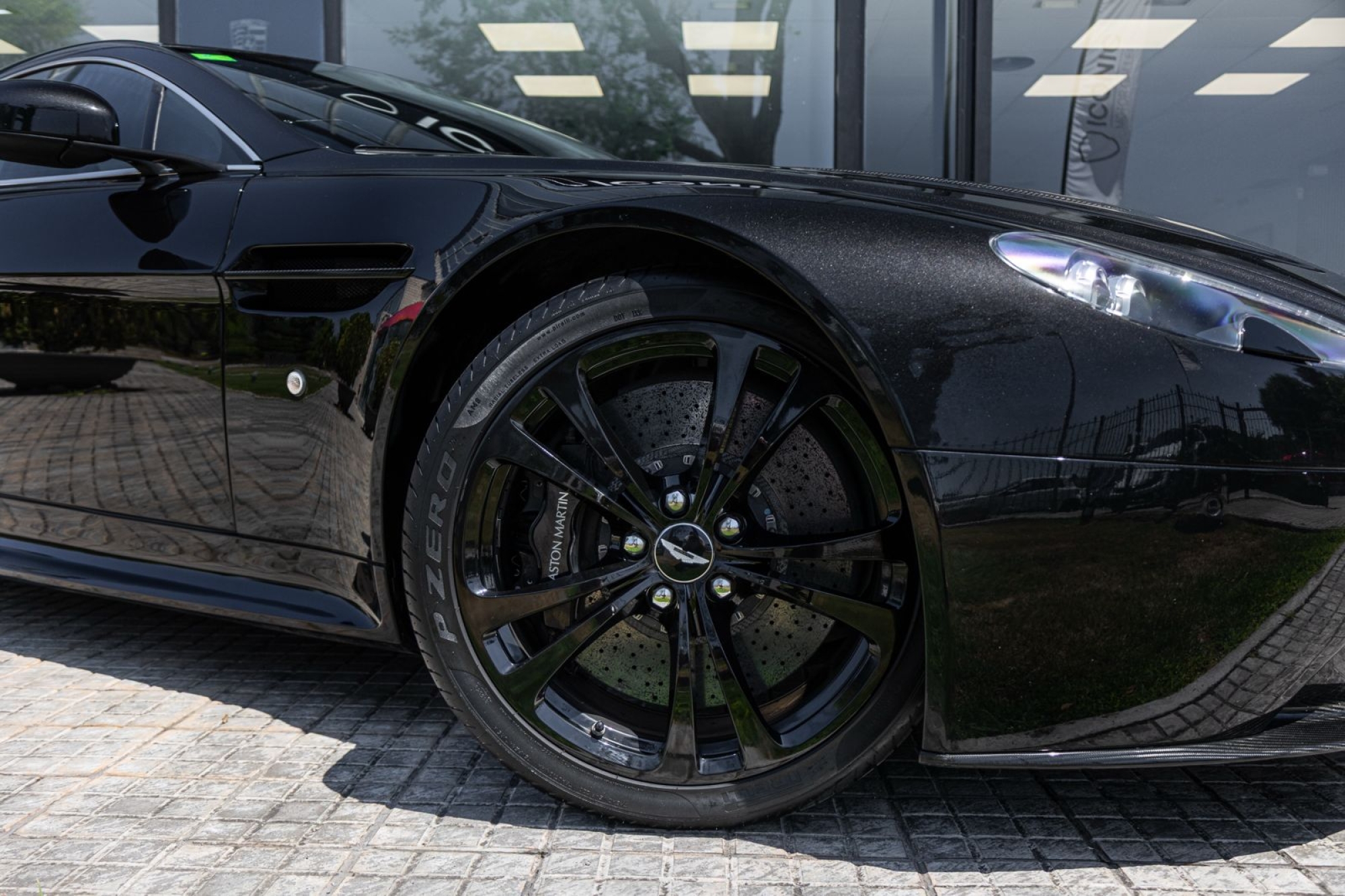 ASTON MARTIN VANTAGE V12 COUPÉ CARBON BLACK