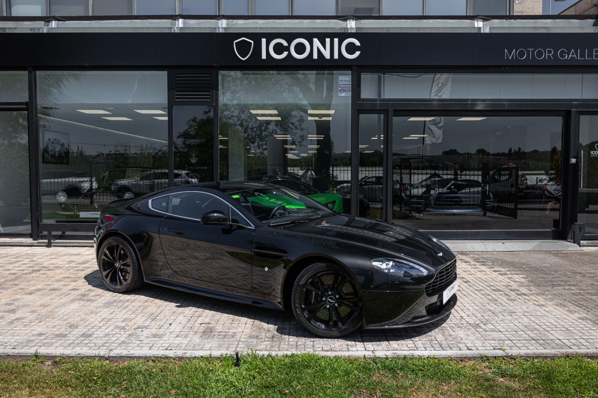 ASTON MARTIN VANTAGE V12 COUPÉ CARBON BLACK