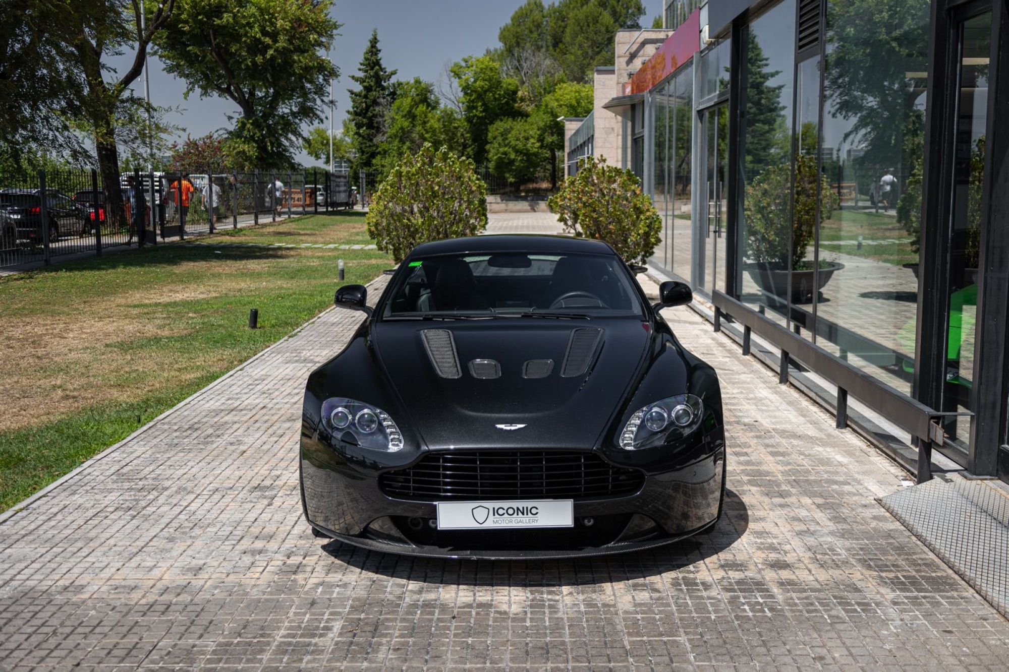 ASTON MARTIN VANTAGE V12 COUPÉ CARBON BLACK