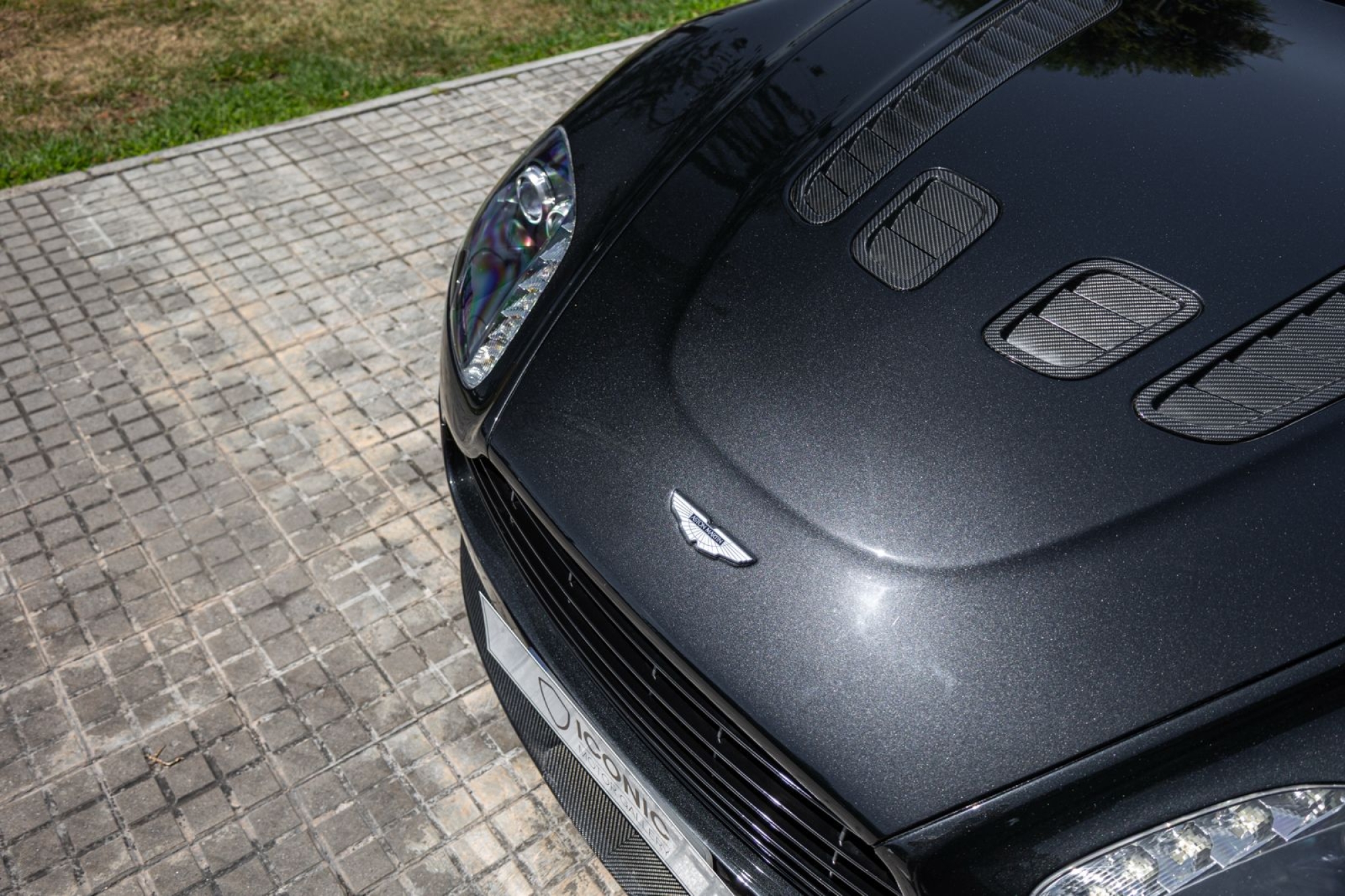 ASTON MARTIN VANTAGE V12 COUPÉ CARBON BLACK