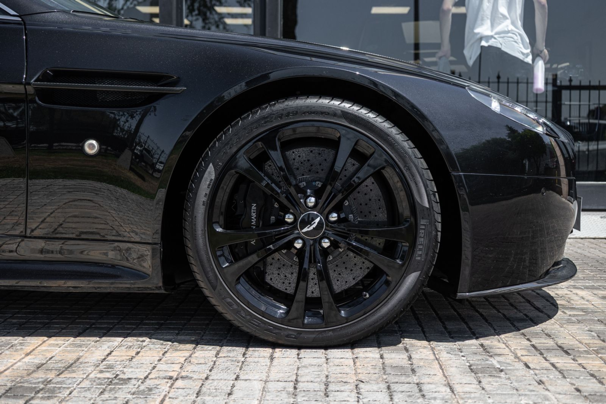 ASTON MARTIN VANTAGE V12 COUPÉ CARBON BLACK
