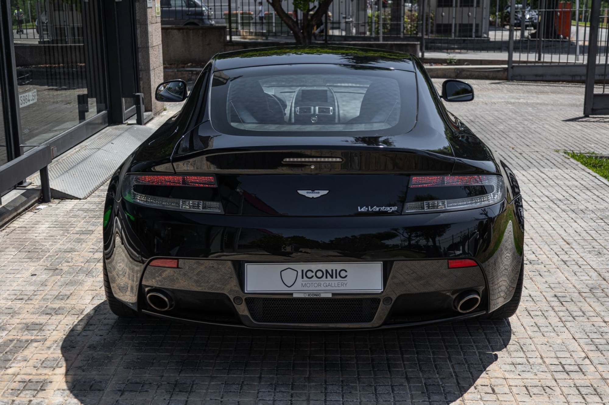 ASTON MARTIN VANTAGE V12 COUPÉ CARBON BLACK