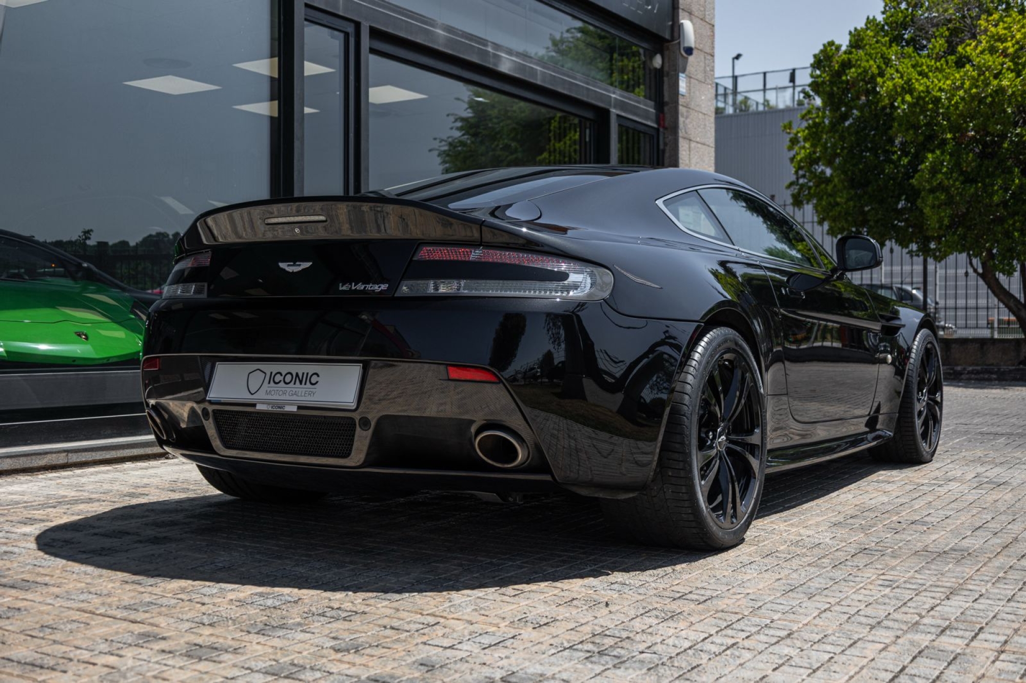 ASTON MARTIN VANTAGE V12 COUPÉ CARBON BLACK