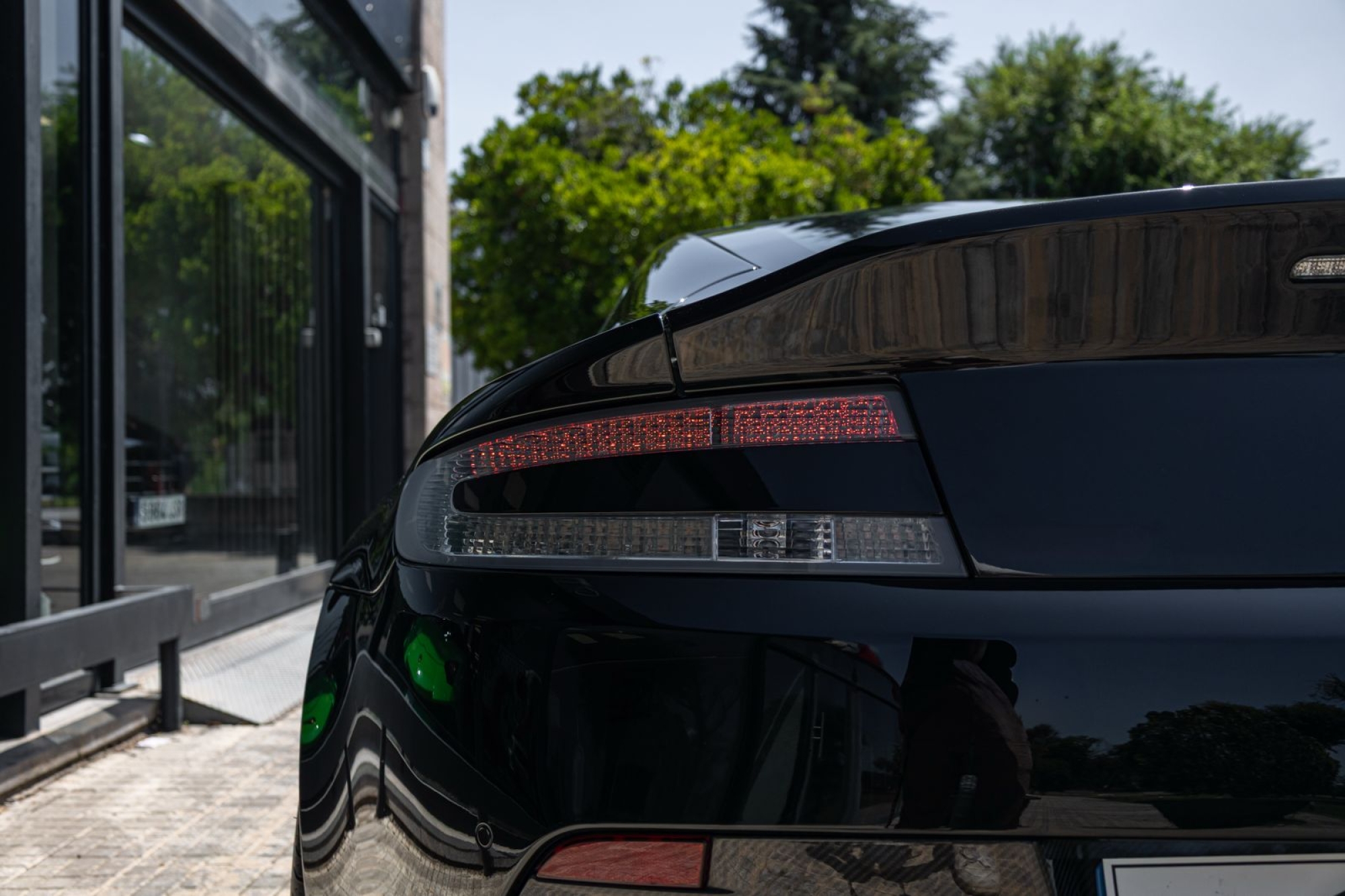 ASTON MARTIN VANTAGE V12 COUPÉ CARBON BLACK