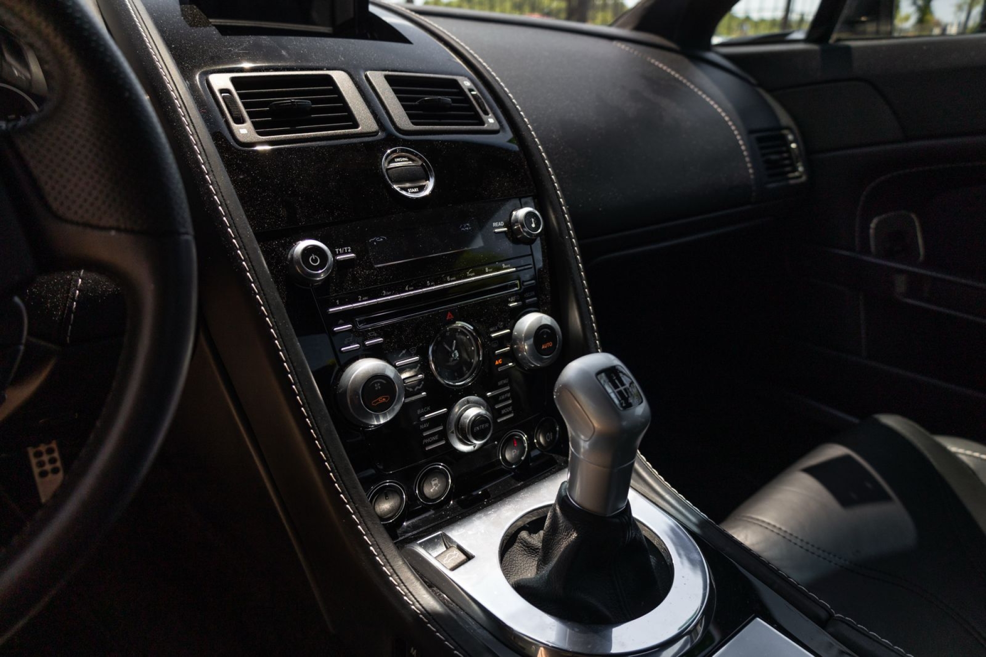 ASTON MARTIN VANTAGE V12 COUPÉ CARBON BLACK