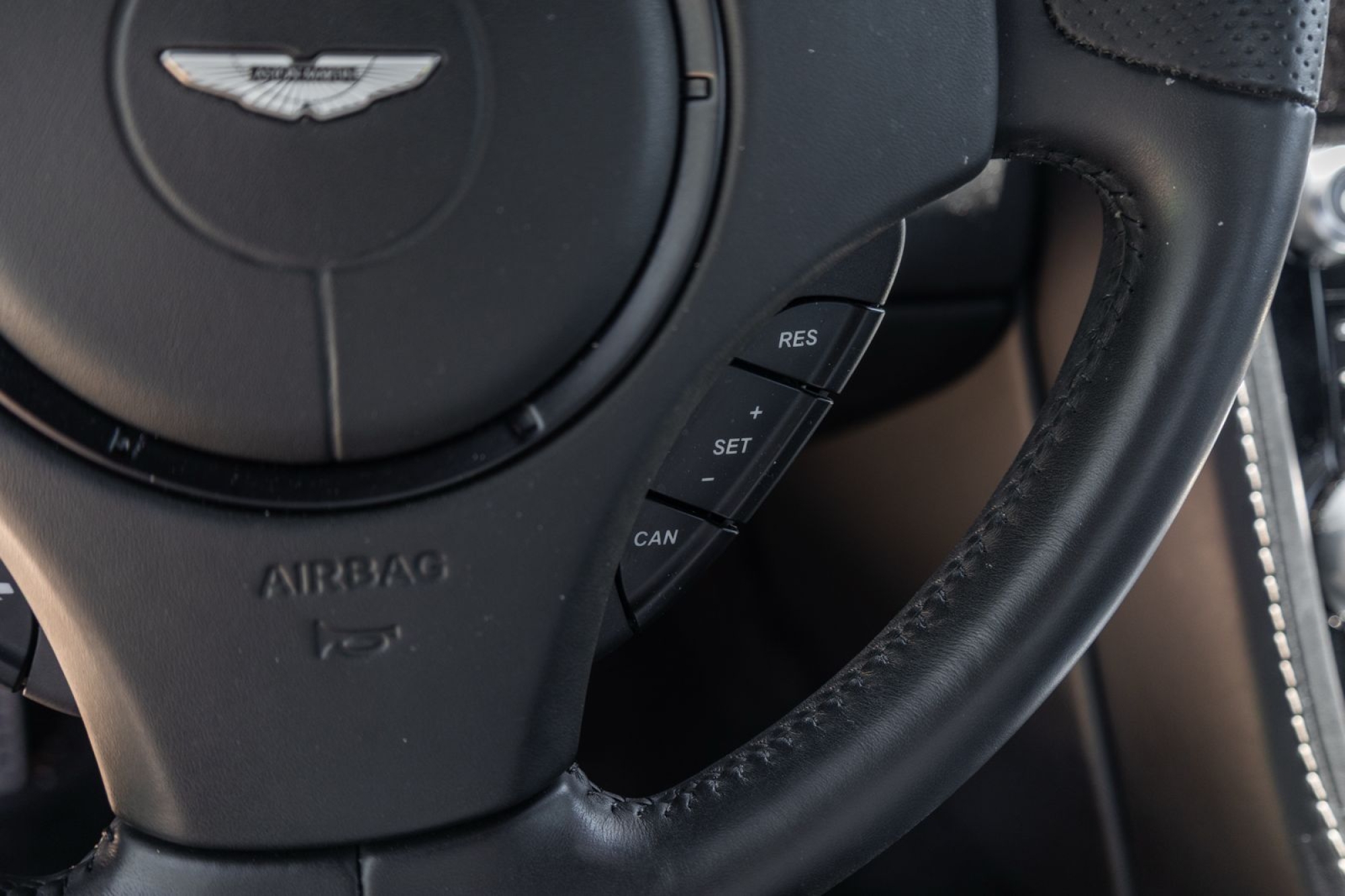 ASTON MARTIN VANTAGE V12 COUPÉ CARBON BLACK