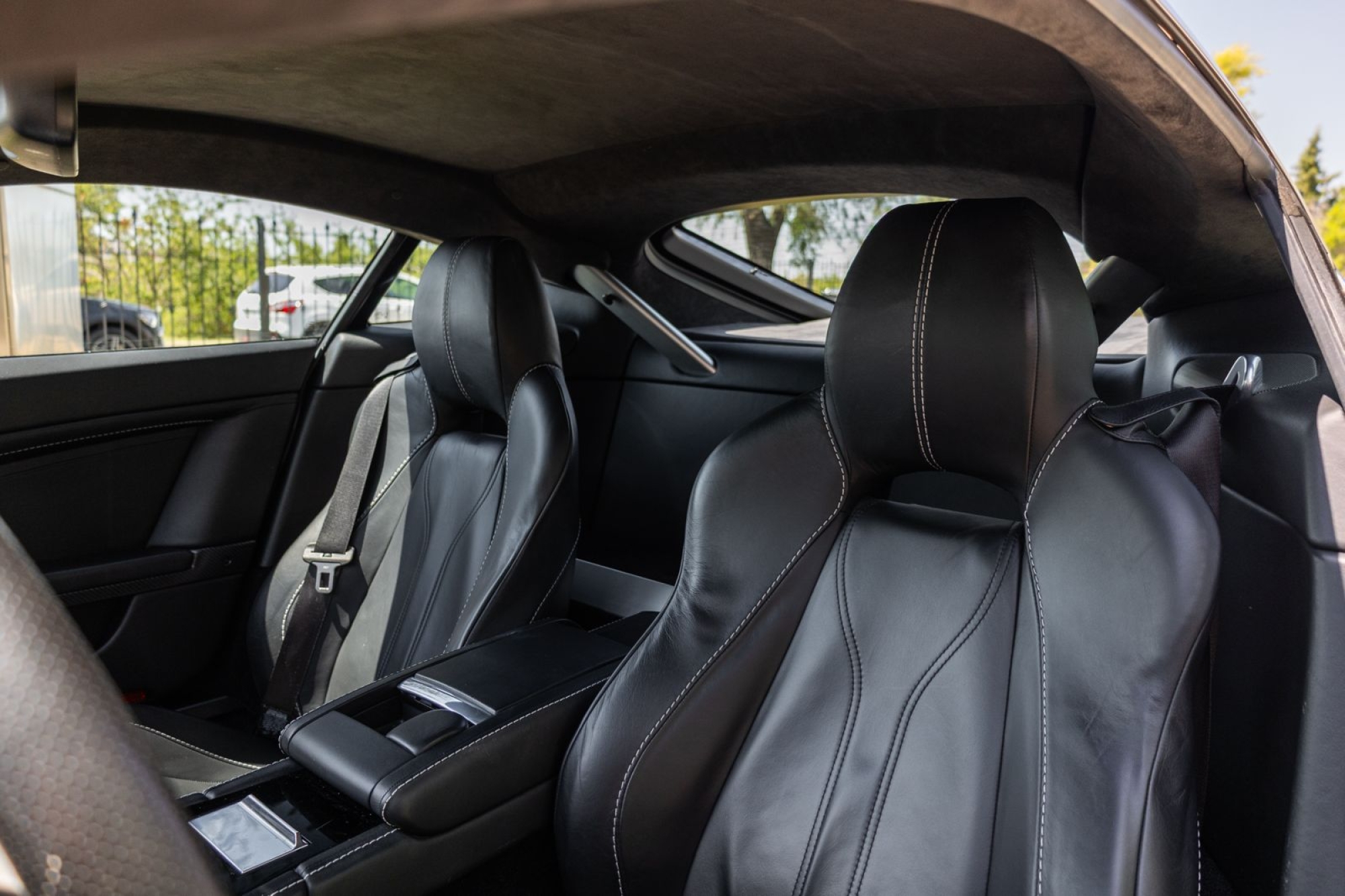 ASTON MARTIN VANTAGE V12 COUPÉ CARBON BLACK