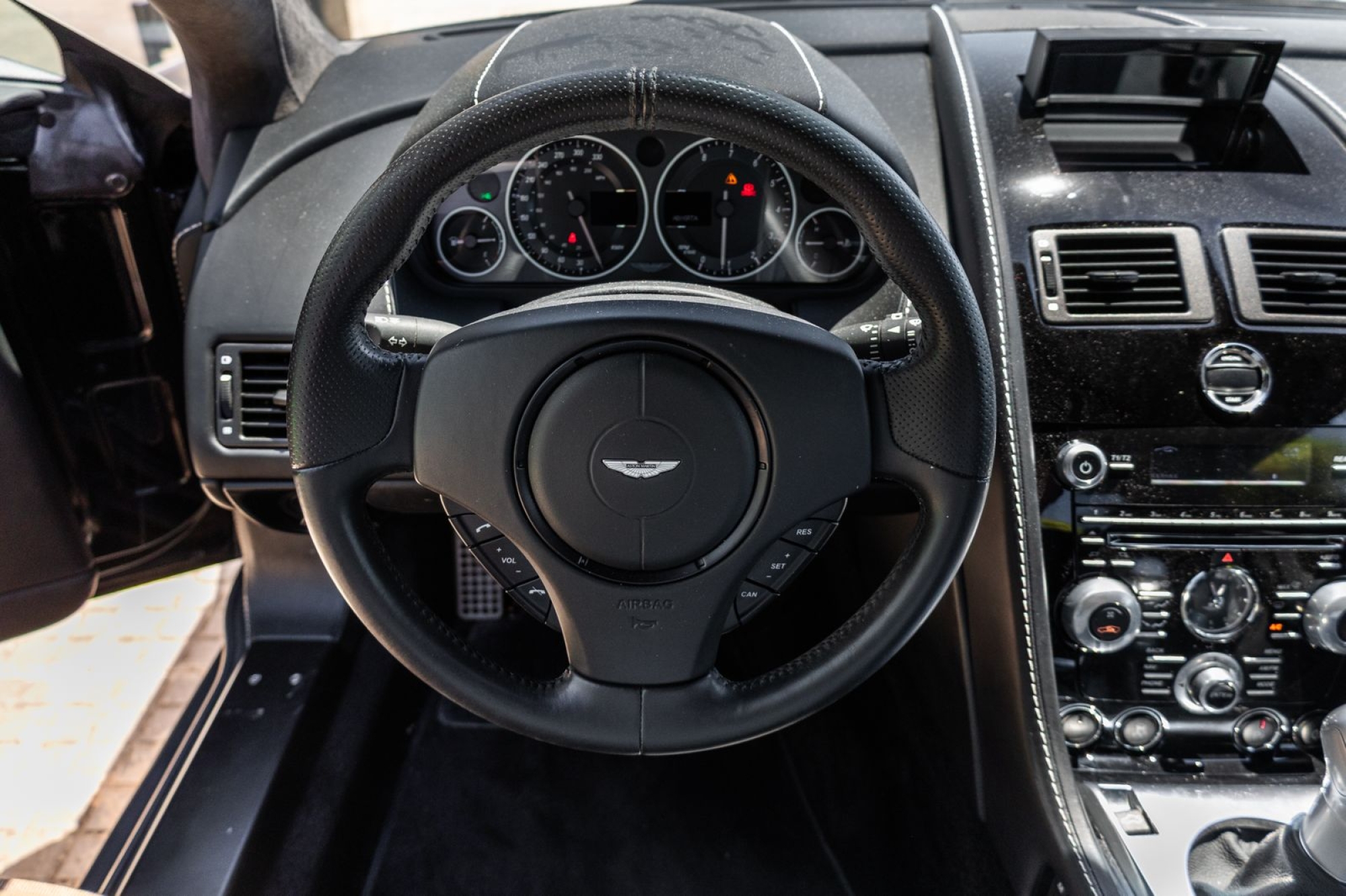 ASTON MARTIN VANTAGE V12 COUPÉ CARBON BLACK