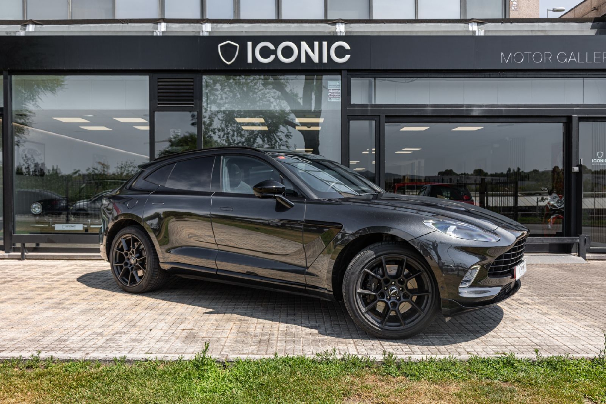 ASTON MARTIN DBX