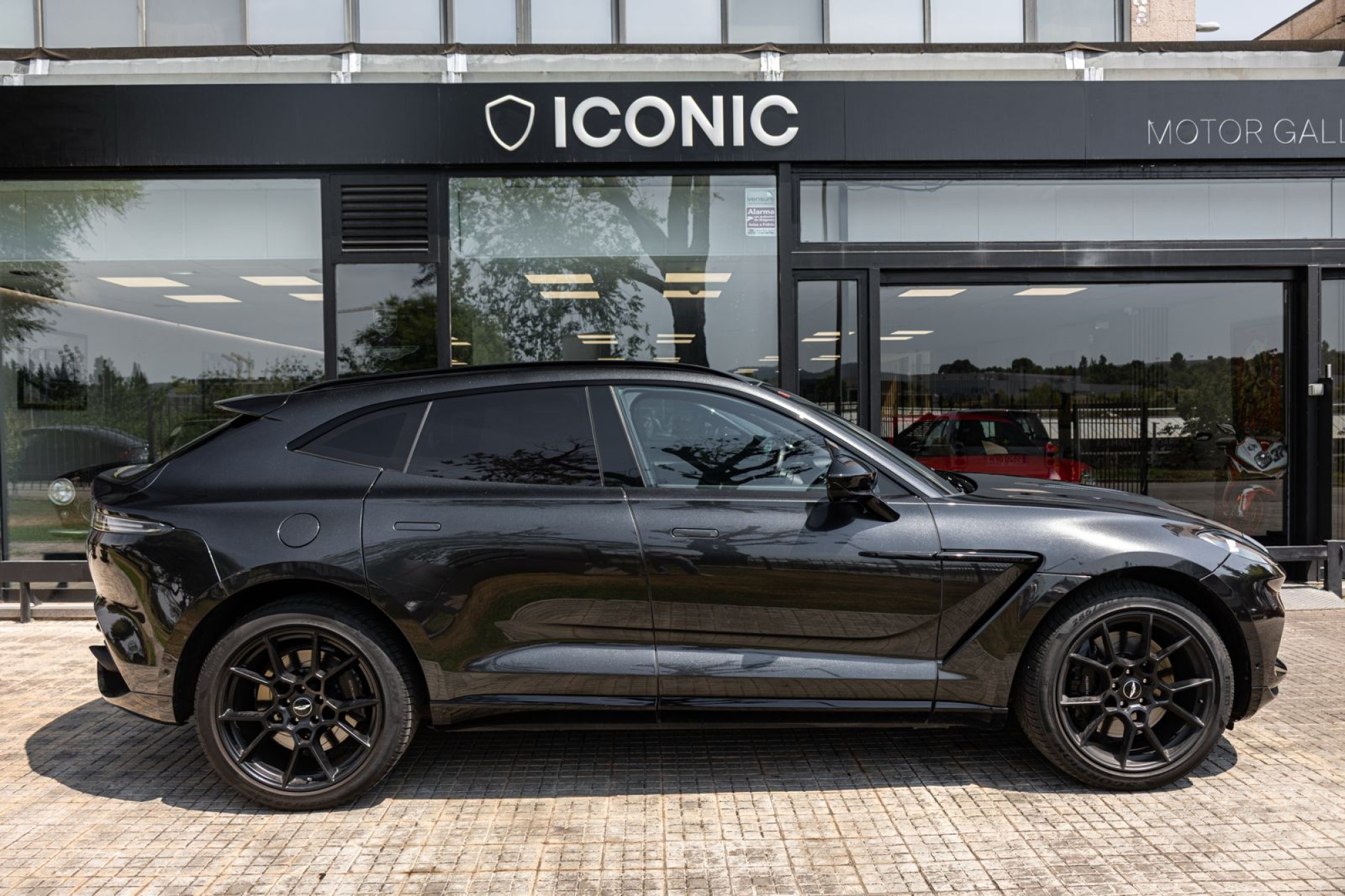 ASTON MARTIN DBX