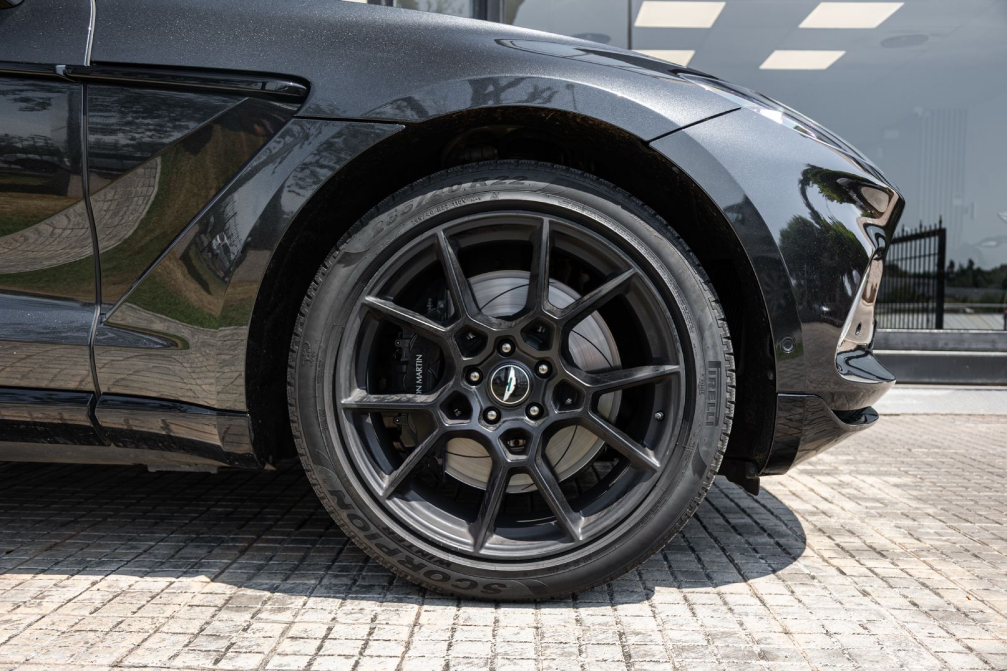 ASTON MARTIN DBX