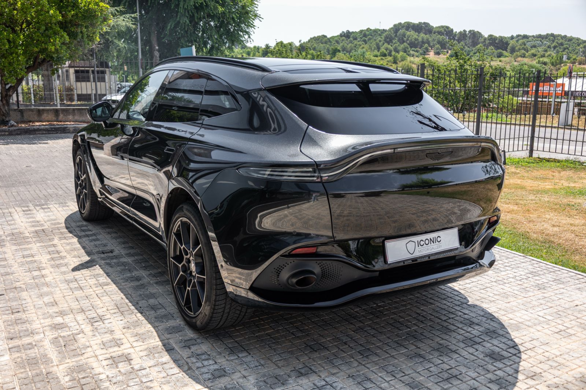 ASTON MARTIN DBX