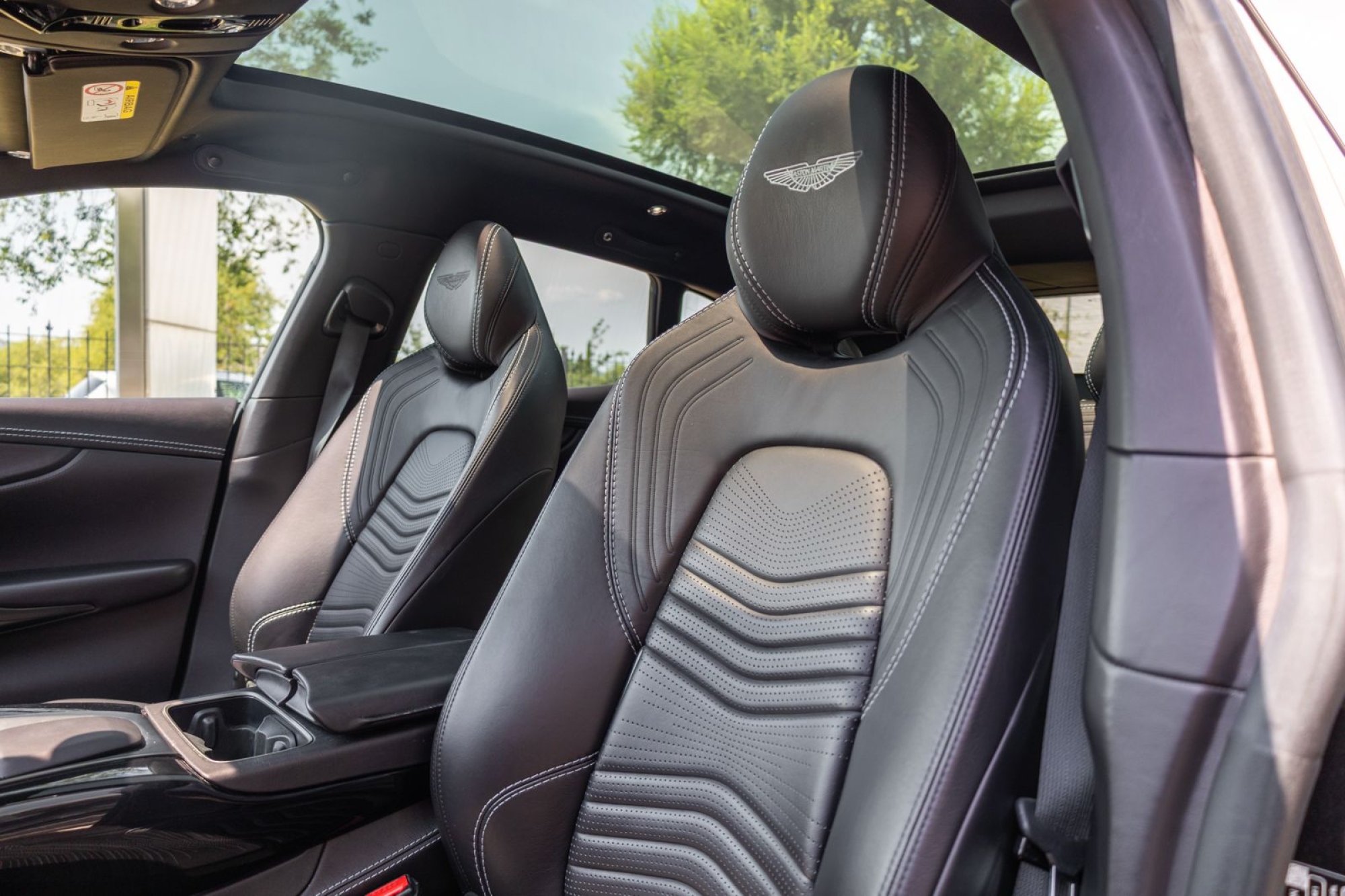 ASTON MARTIN DBX