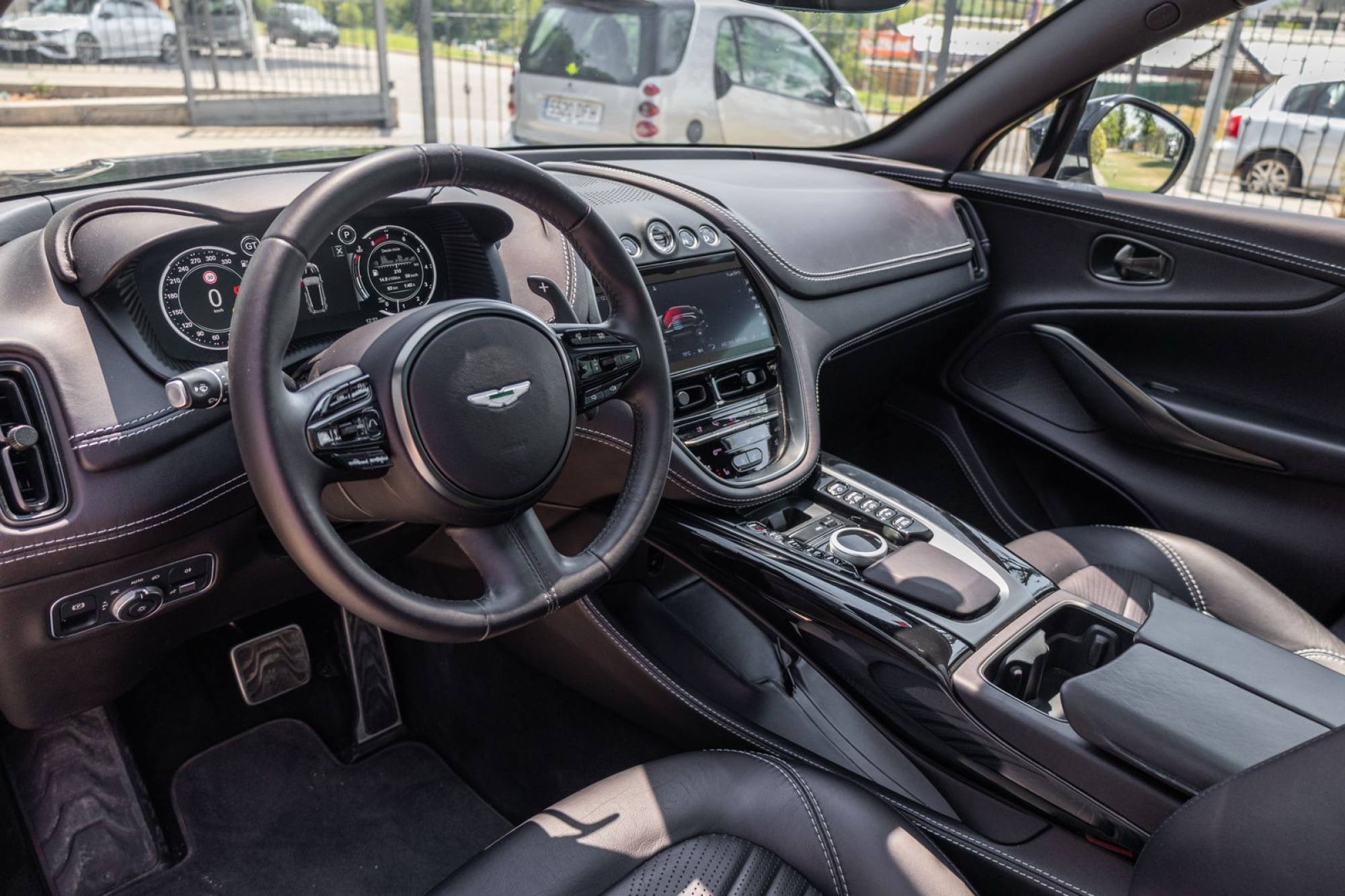 ASTON MARTIN DBX