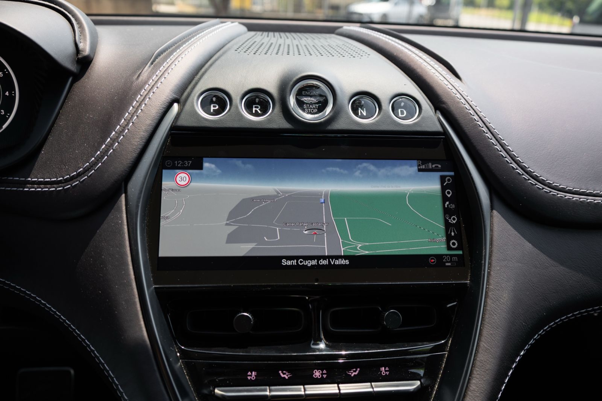 ASTON MARTIN DBX