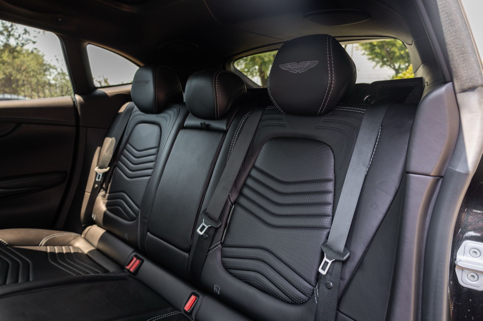 ASTON MARTIN DBX