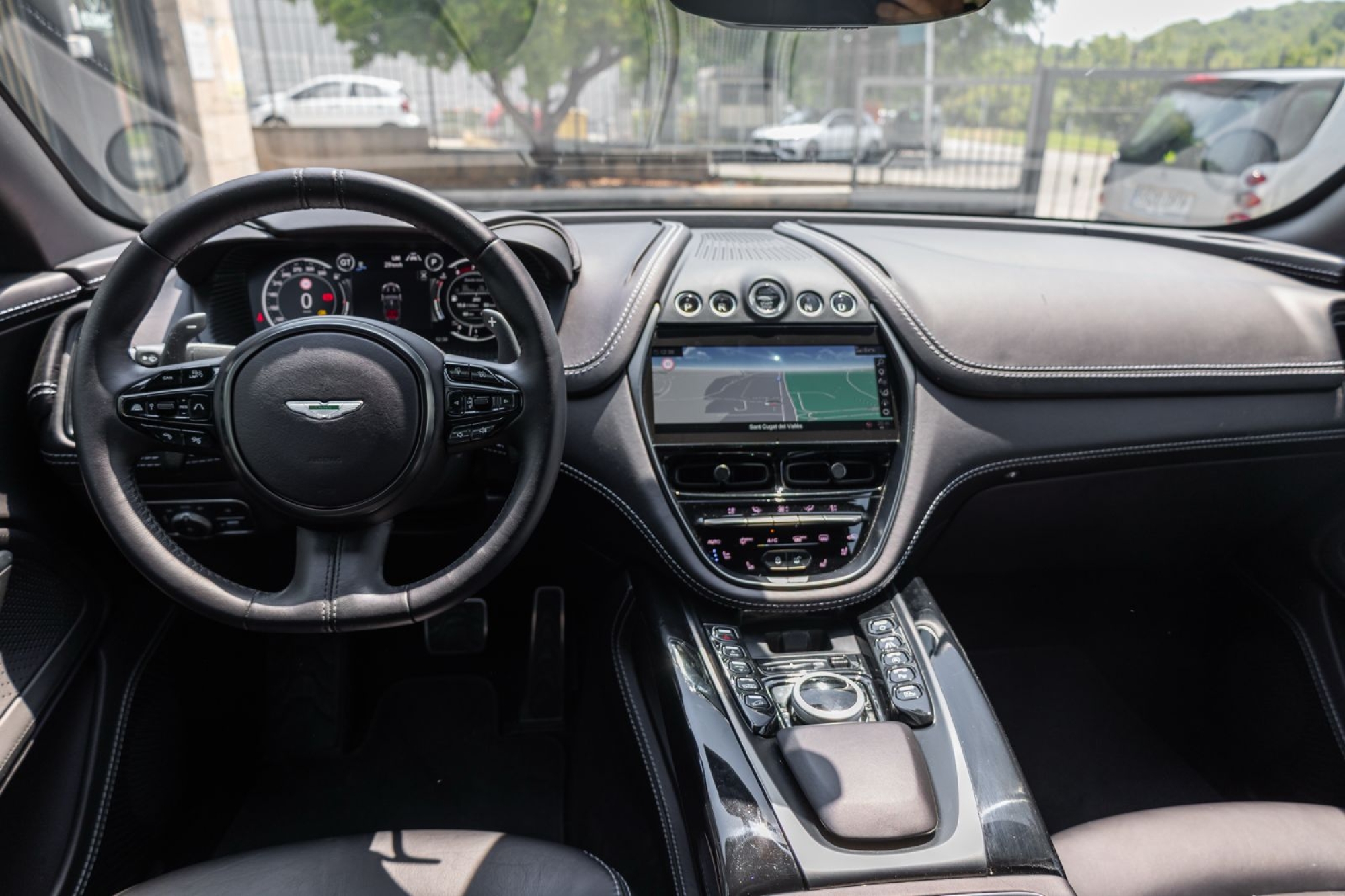 ASTON MARTIN DBX