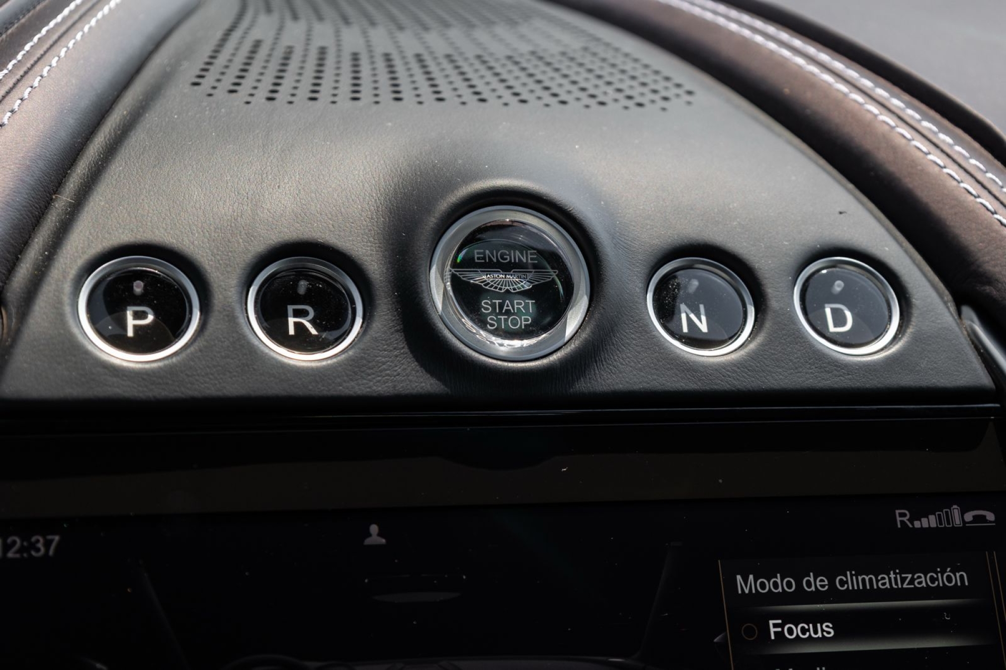 ASTON MARTIN DBX