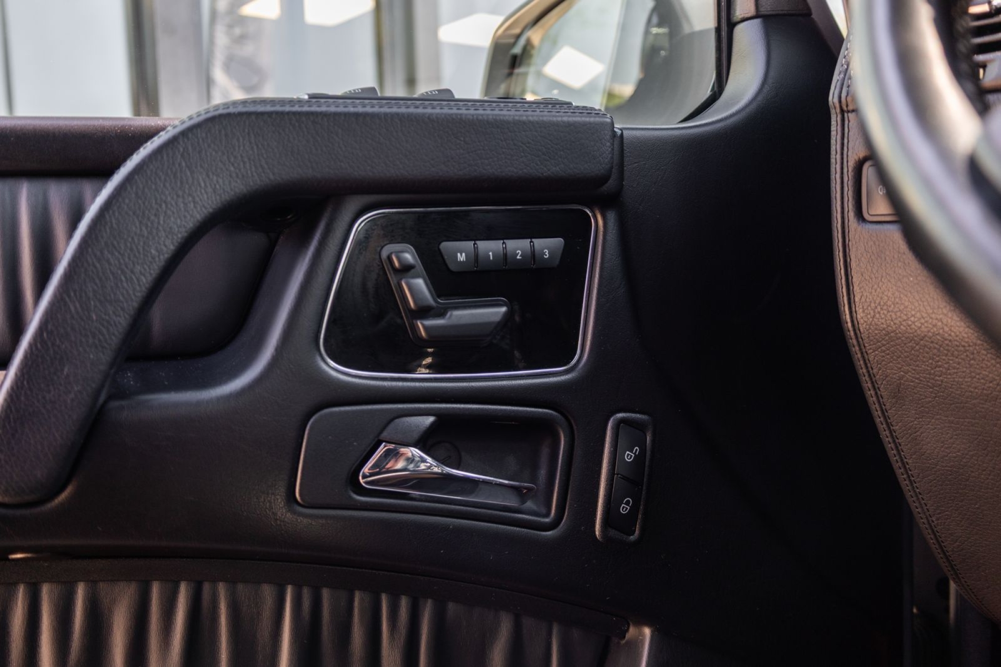 MERCEDES-BENZ G500