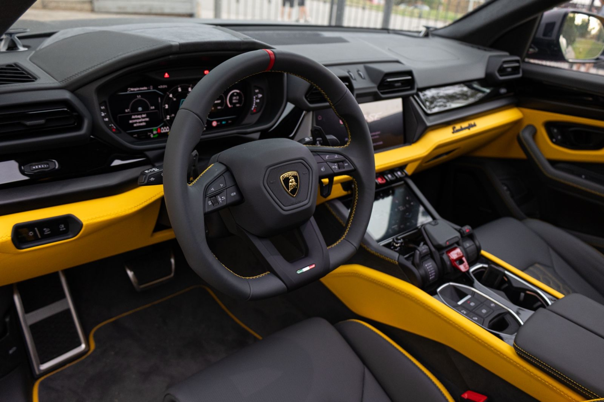 LAMBORGHINI URUS SE
