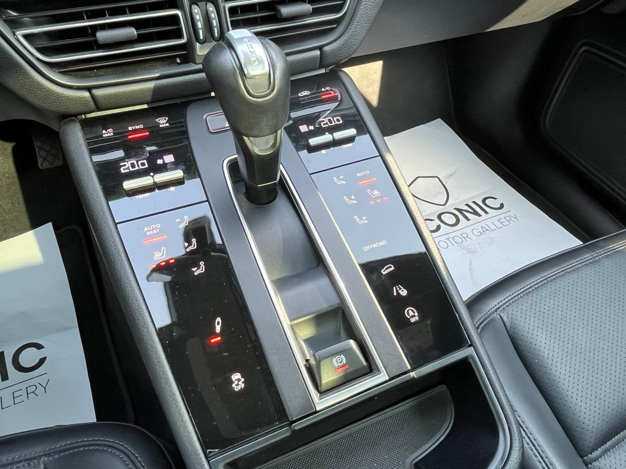 PORSCHE MACAN T