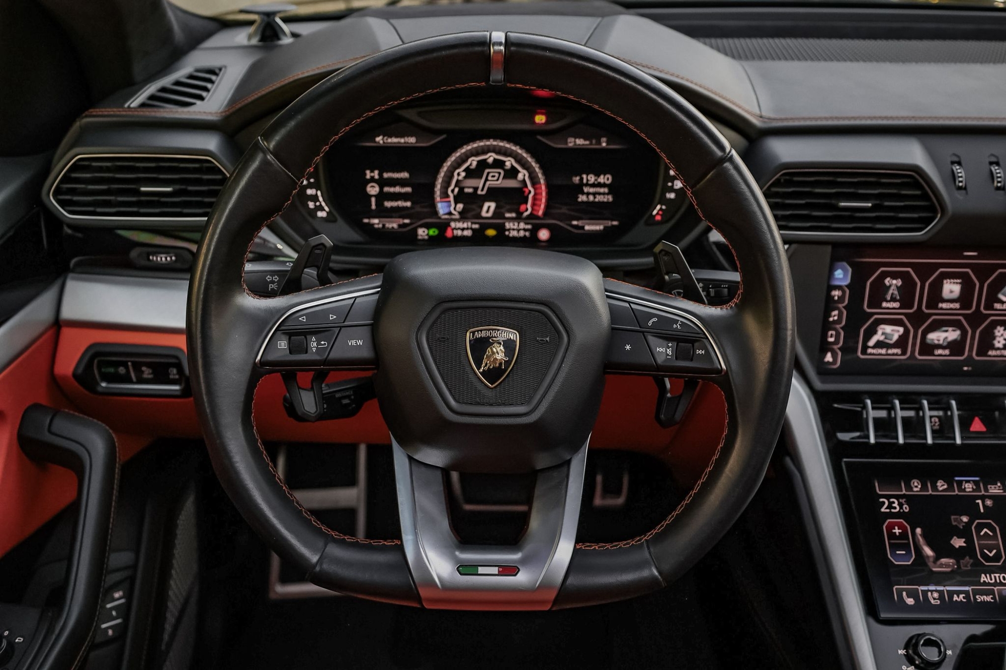 LAMBORGHINI URUS