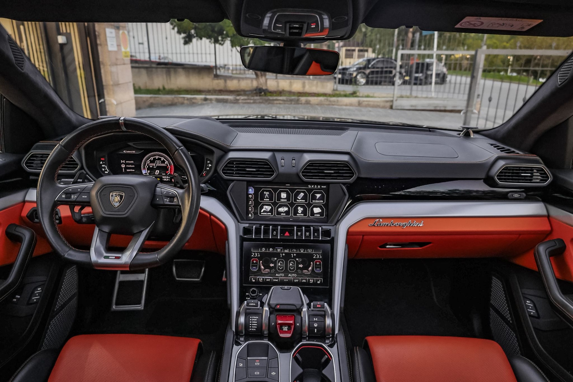 LAMBORGHINI URUS