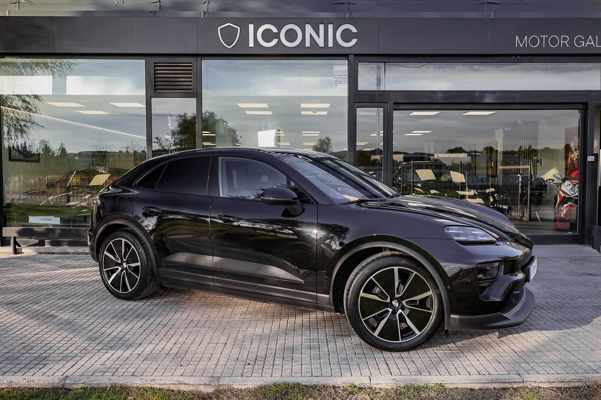 PORSCHE MACAN 4