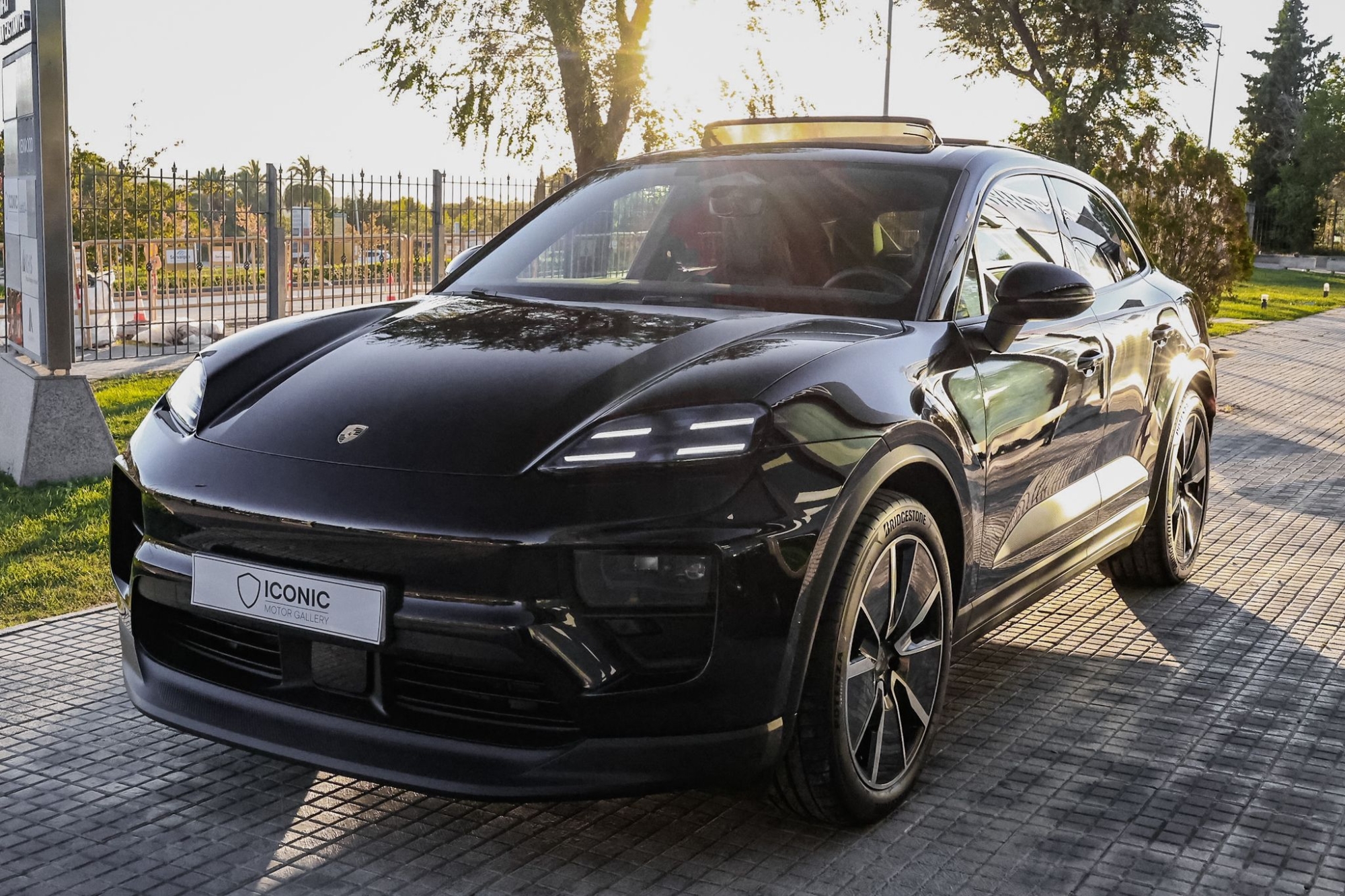 PORSCHE MACAN 4