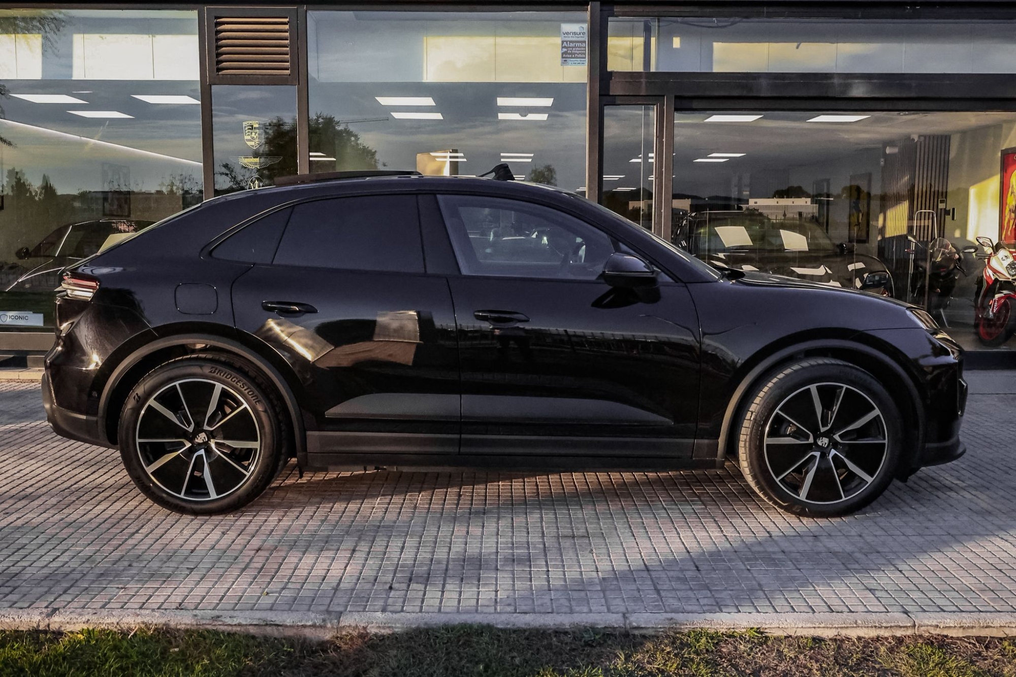 PORSCHE MACAN 4