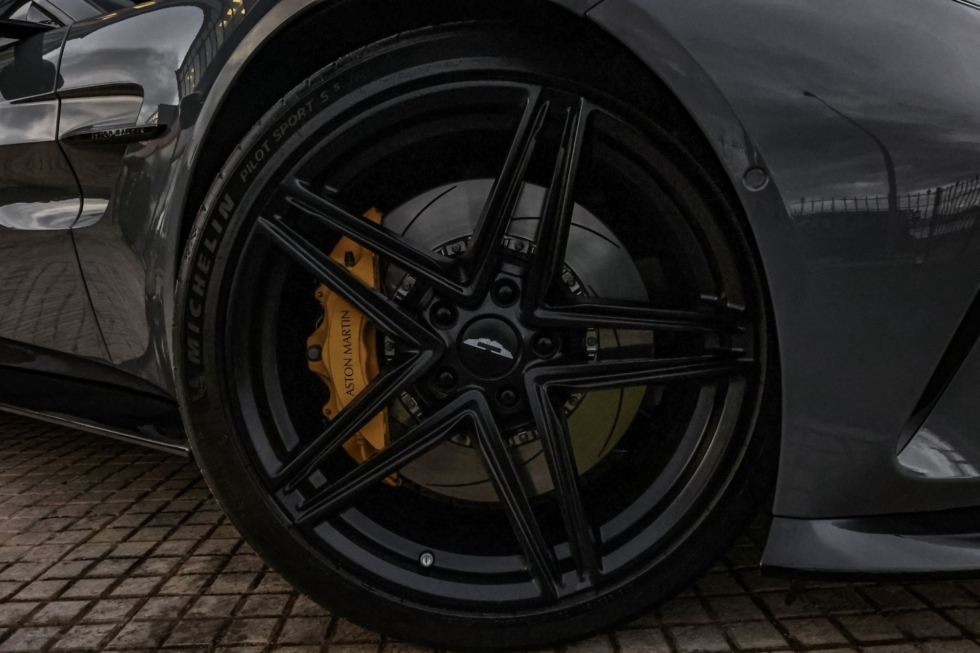 ASTON MARTIN VANTAGE