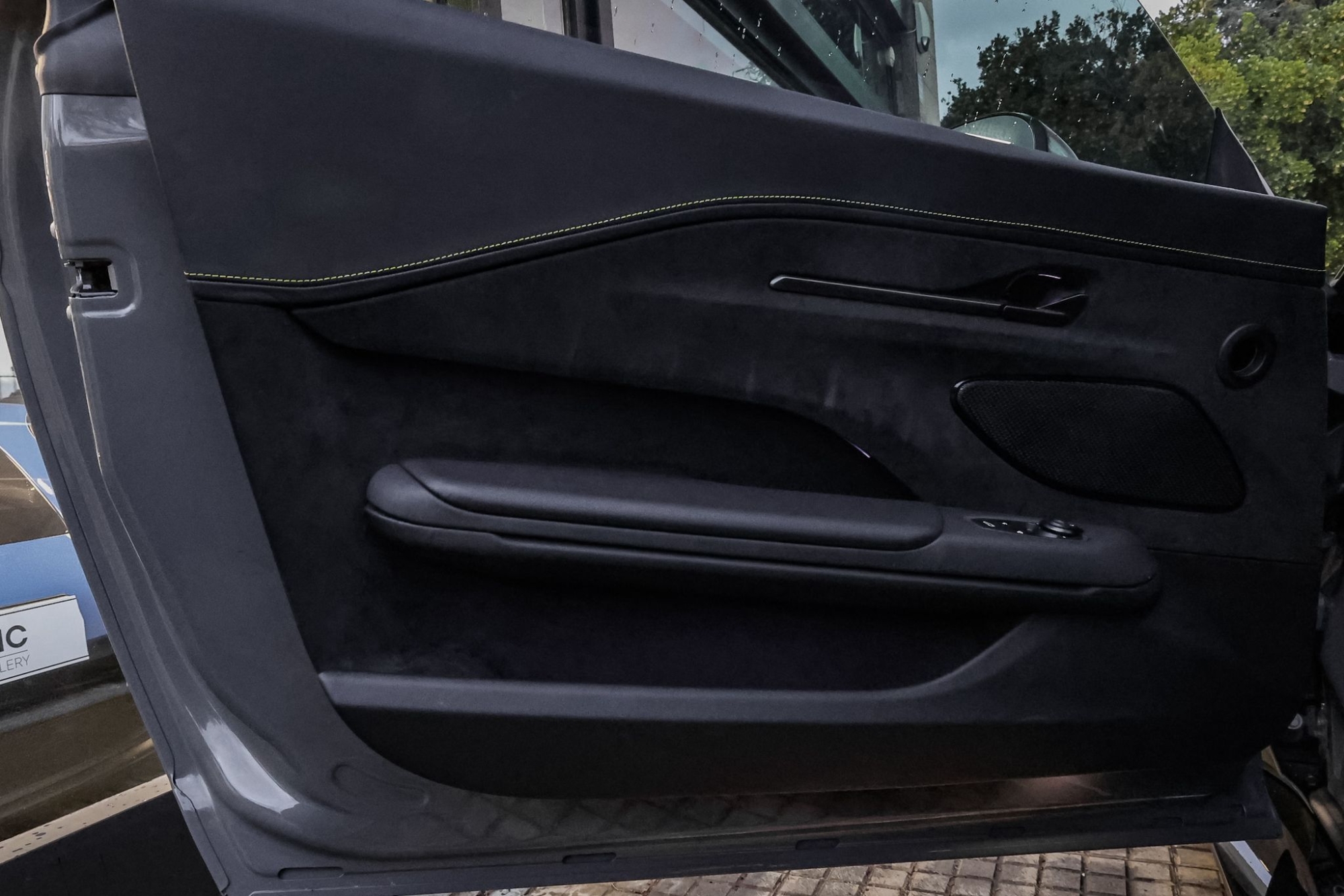 ASTON MARTIN VANTAGE