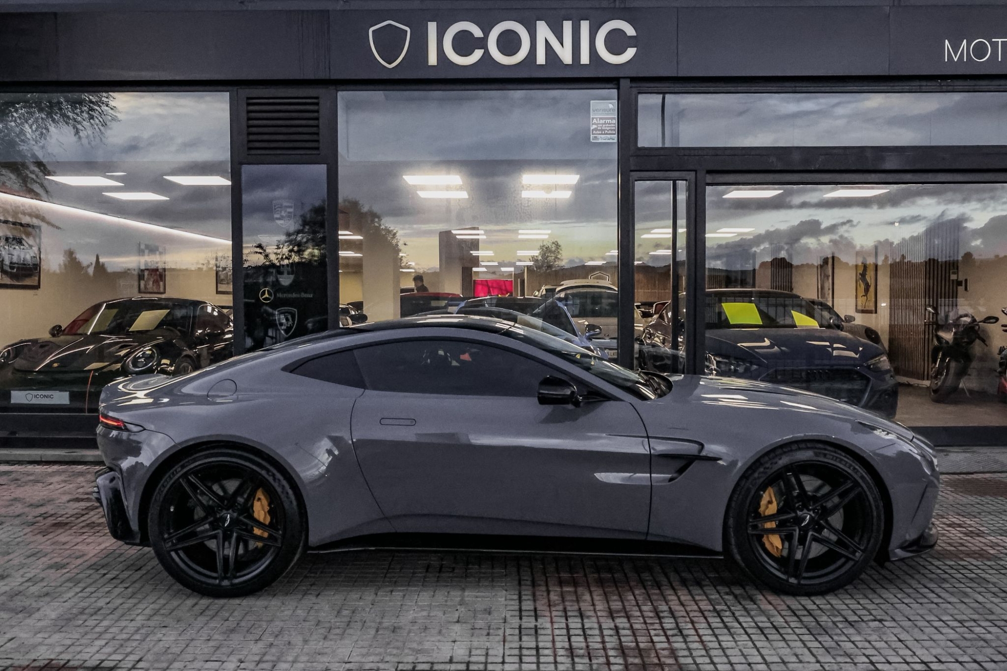 ASTON MARTIN VANTAGE