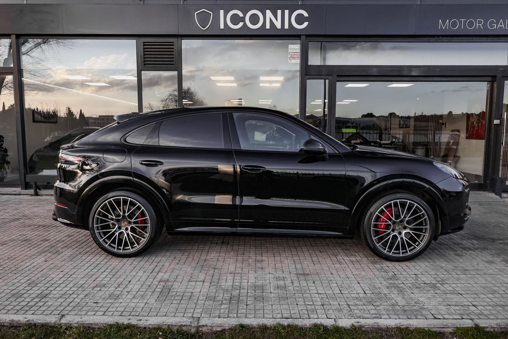 PORSCHE CAYENNE GTS COUPE AKRAPOVIC