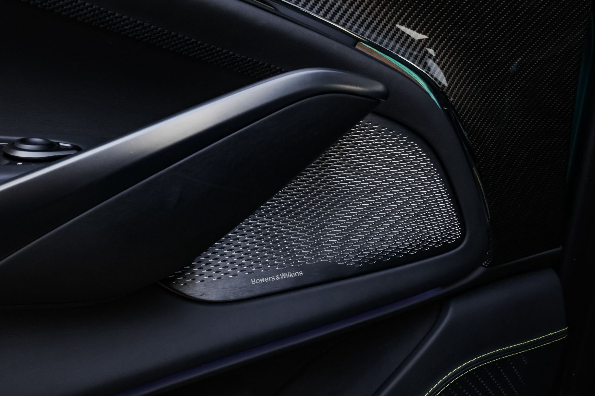 ASTON MARTIN DBX 707 AMR24