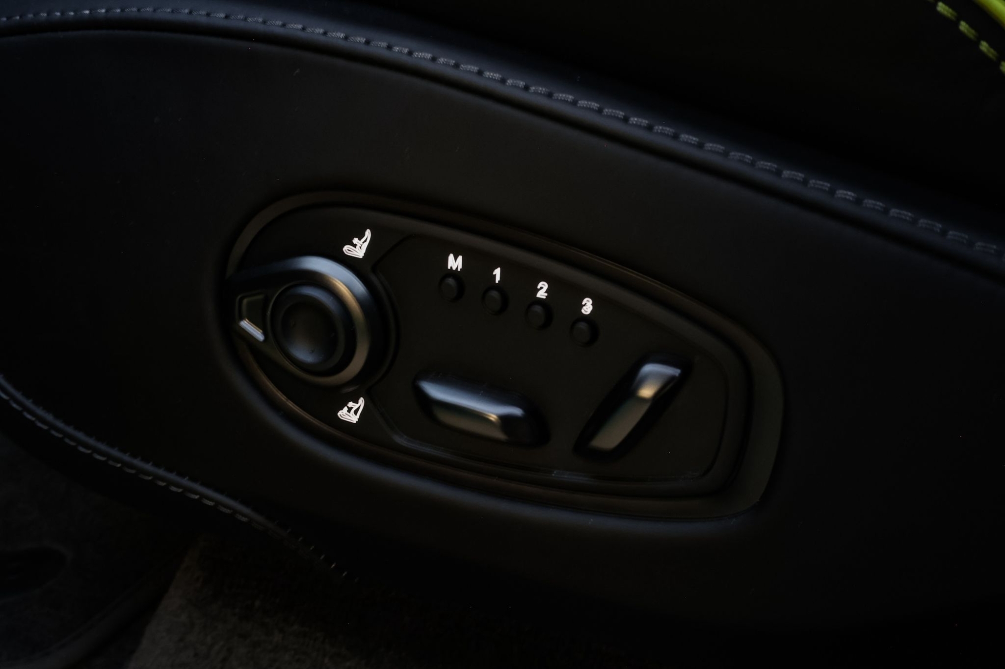 ASTON MARTIN DBX 707 AMR24