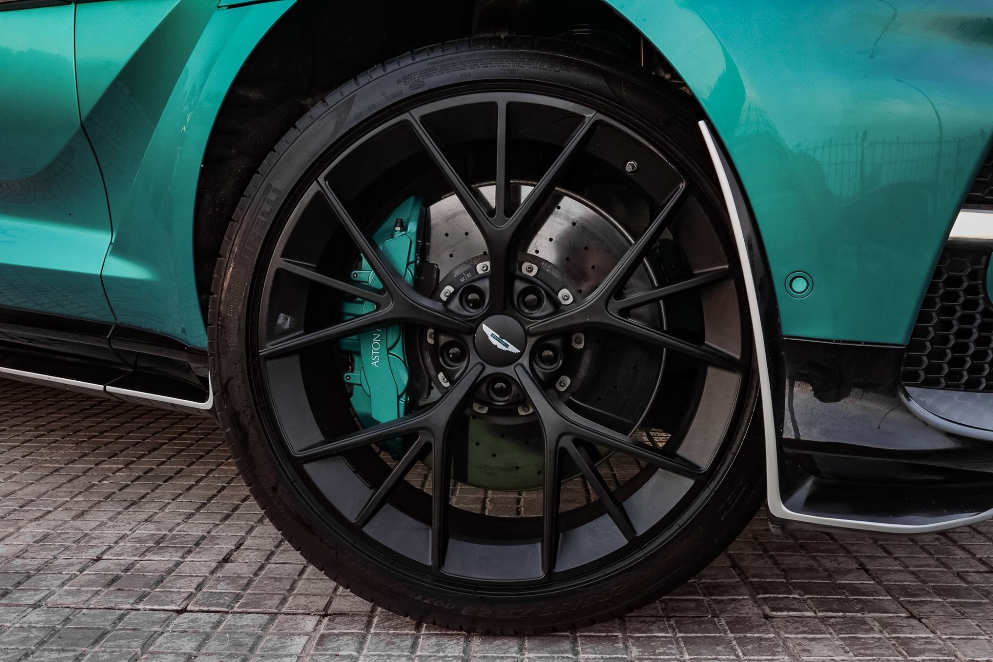 ASTON MARTIN DBX 707 AMR24