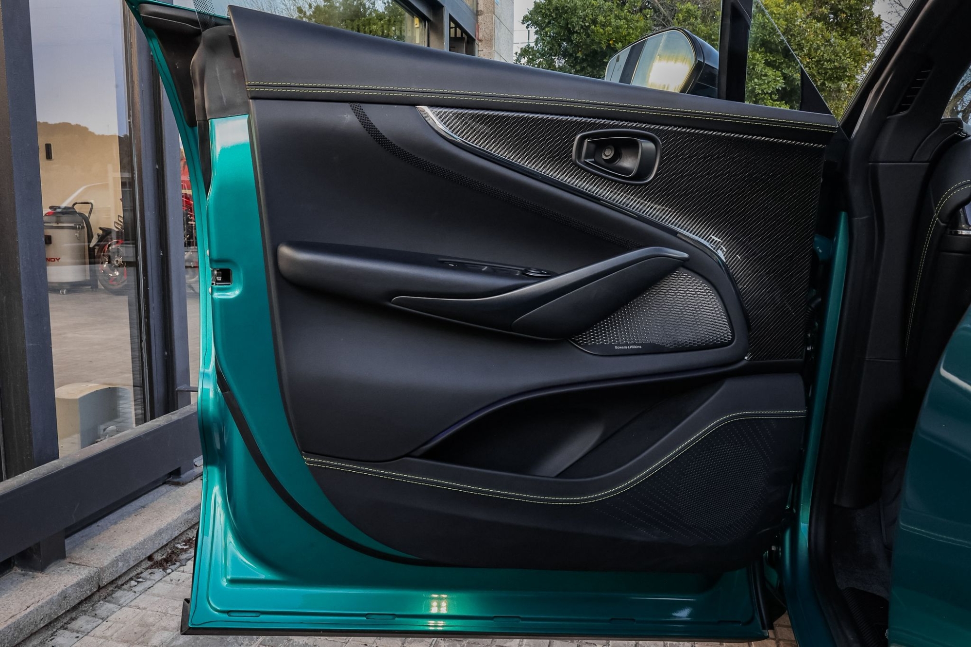 ASTON MARTIN DBX 707 AMR24