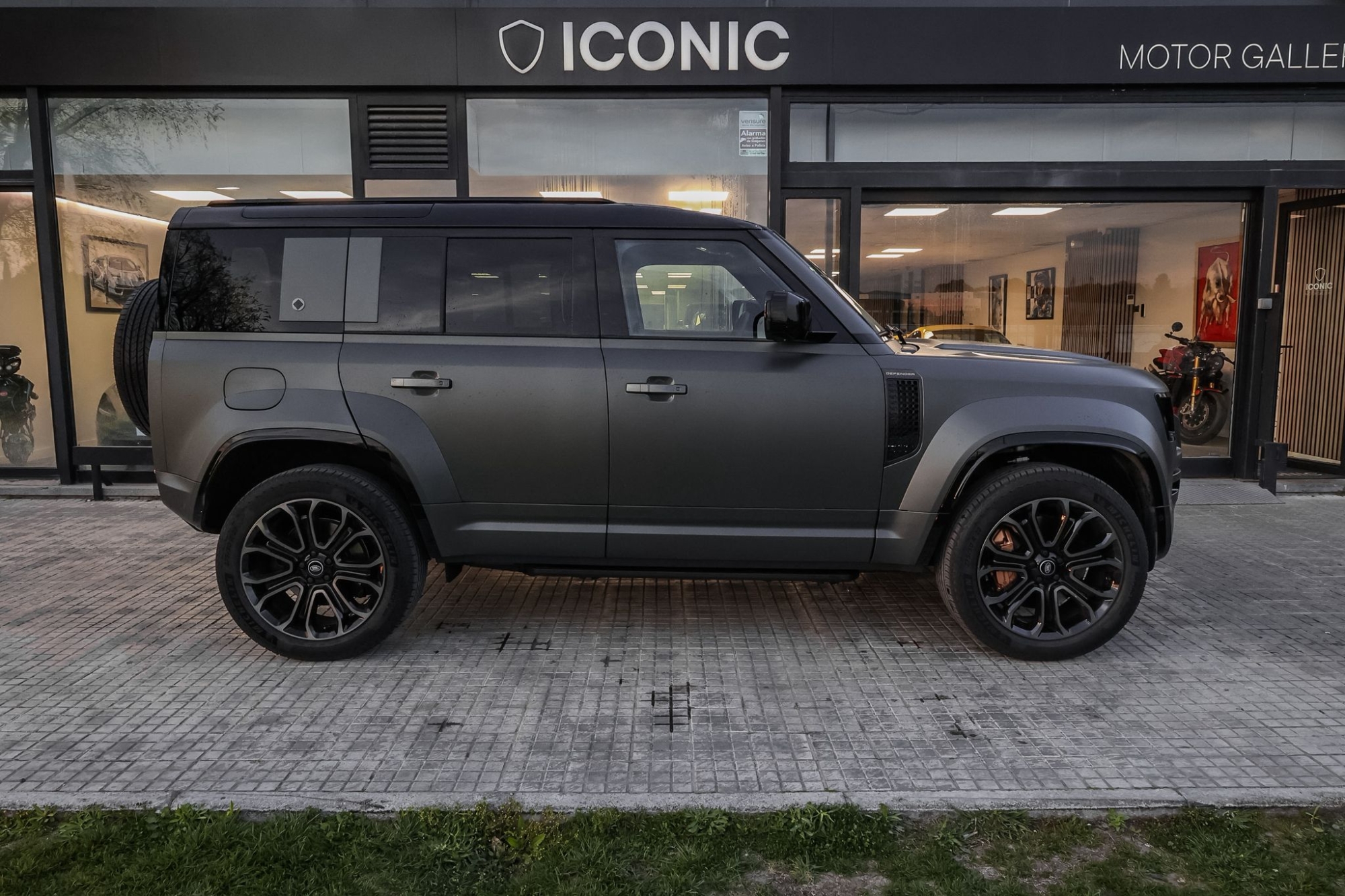 LAND ROVER DEFENDER OCTA EDITION ONE