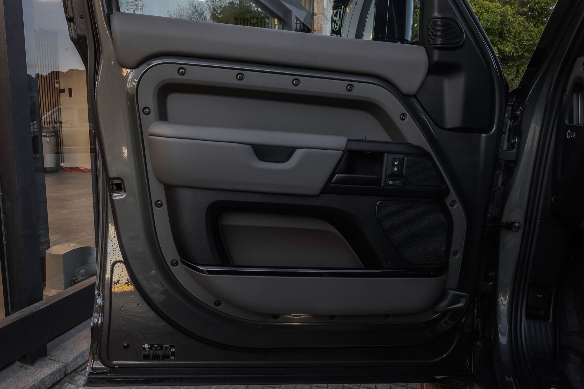 LAND ROVER DEFENDER OCTA EDITION ONE