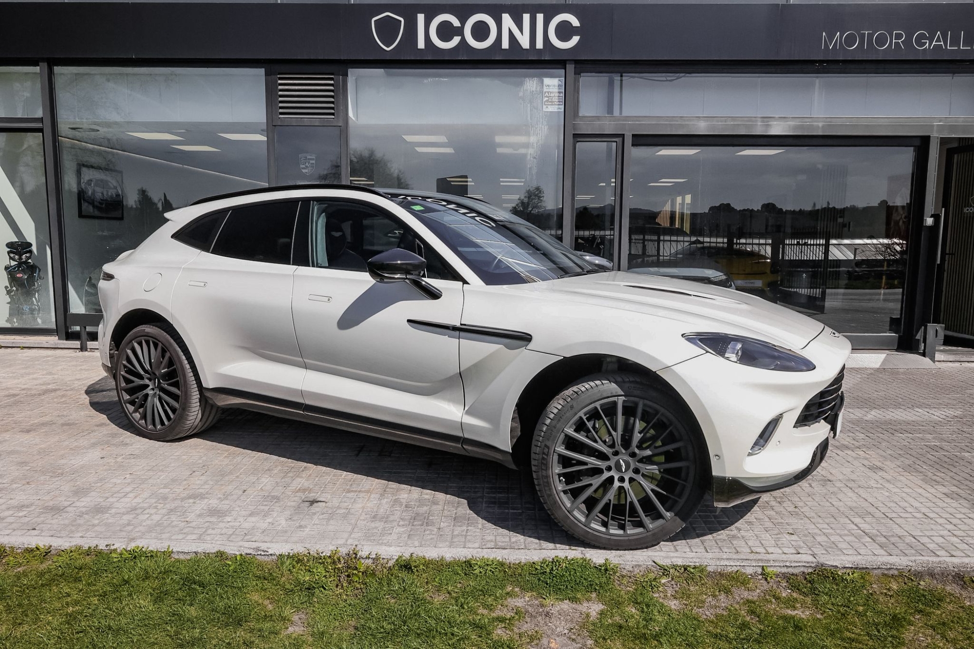 ASTON MARTIN DBX