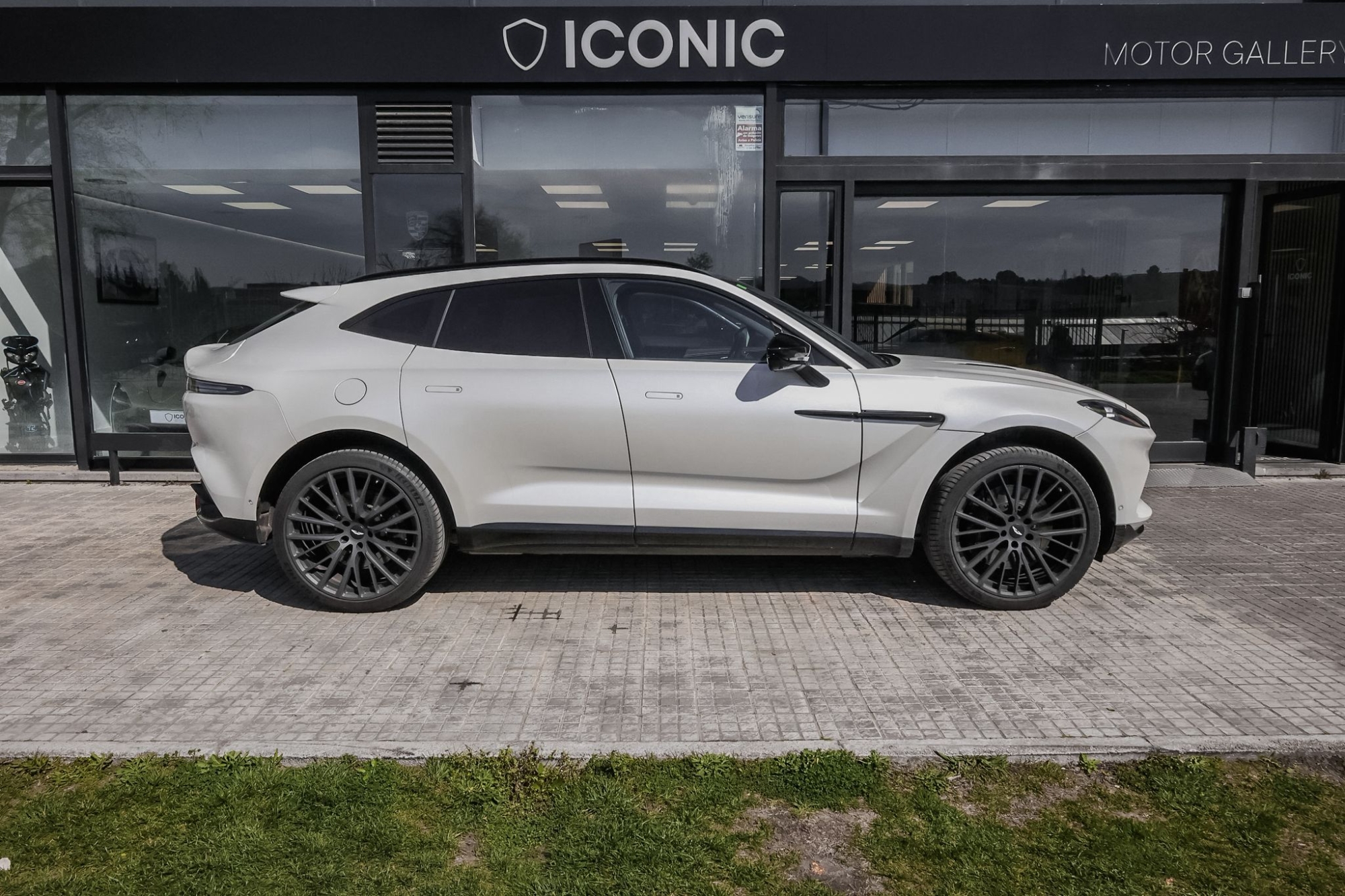 ASTON MARTIN DBX