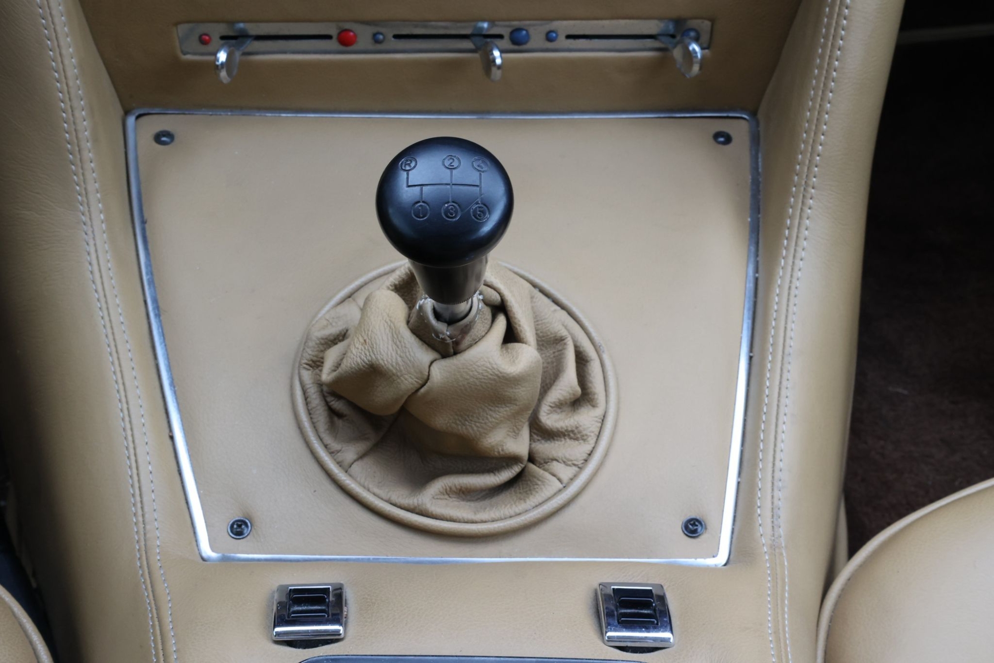 DE TOMASO LONGCHAMPS